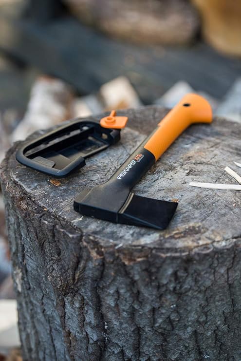 Fiskars Universal axe including blade and transport protection length: 35.5 cm non-stick coating high quality steel blade/fibreglass reinforced plastic handle black/orange X7-XS 1015618 Length: 35.5 cm non-stick coating steel blade/plastic handle black/orange X7-XS 1015618