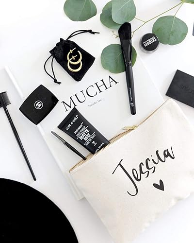 Miniatura 4 de The Cotton & Canvas Co. Bolsa de cosméticos con nombre personalizado y bolsa de maquillaje de viaje, Nombre de corazón personalizado