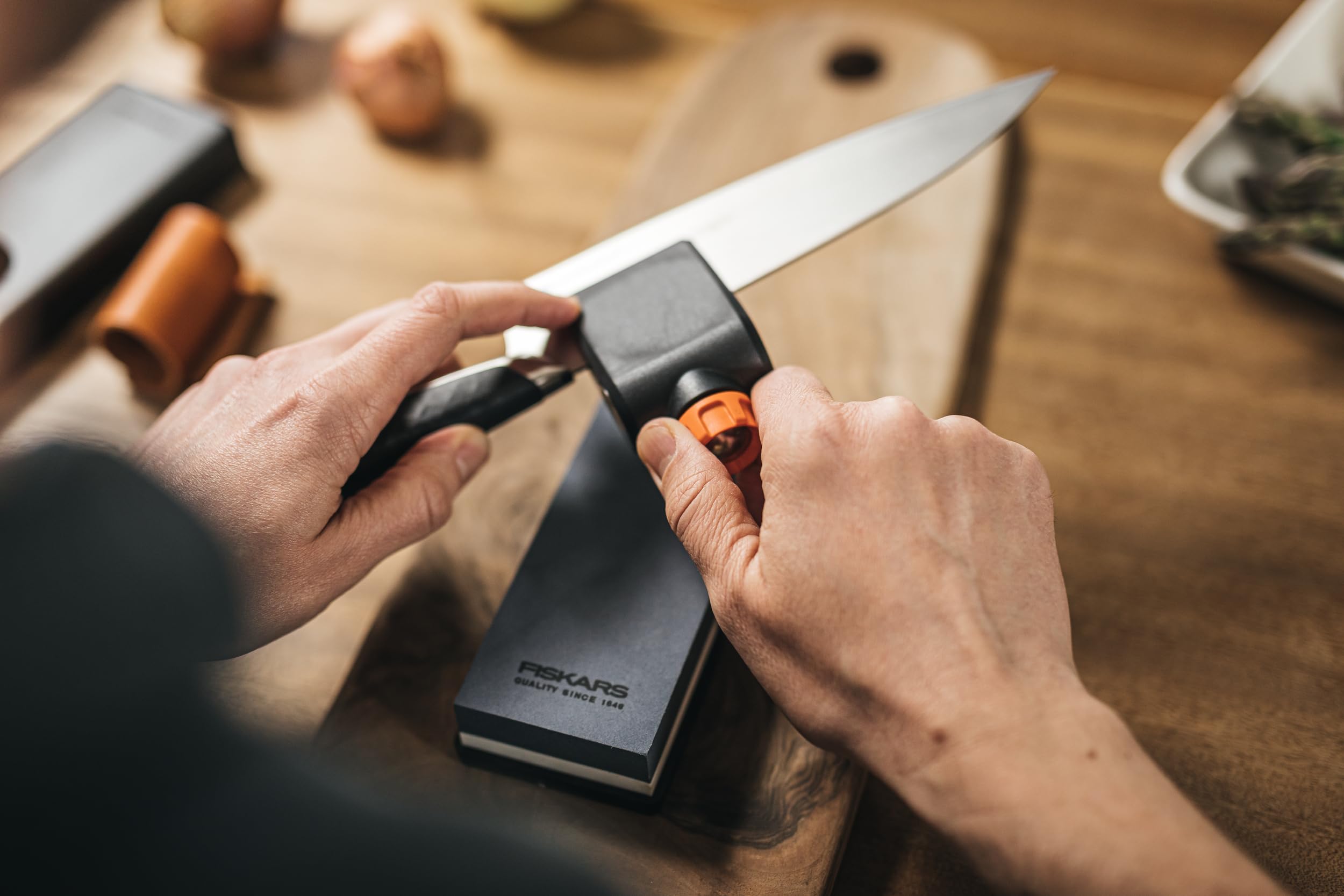 Fiskars Whetstone Premium-Messerschärfer-Set, Wetzstein mit 2 Körnungen, Schärfwinkelführung und Polierleder, Für alle Messer inkl. Titan, Korund, Schwarz, 1058937