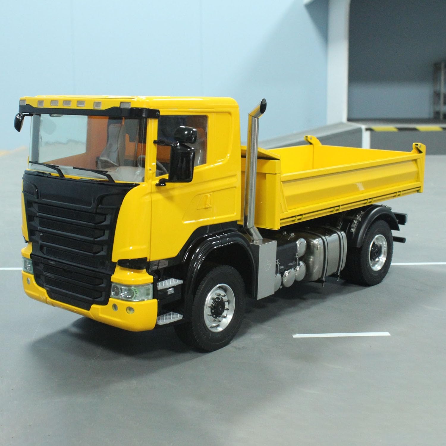 1/14 4x4 RC Hydraulic Dumper Car Remote Control Dump Truck Metal Tipper Model 3-Speed Transmission Differential Lock Axles Light Sound System Hobby Grade Model for Adult(Yellow)