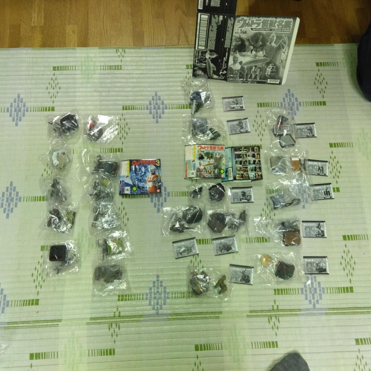 ウルトラ怪獣戯画ⅰ,ⅱ,ⅲ,ⅳ,スペシャルのまとめ売りとウルトラ怪獣名鑑の