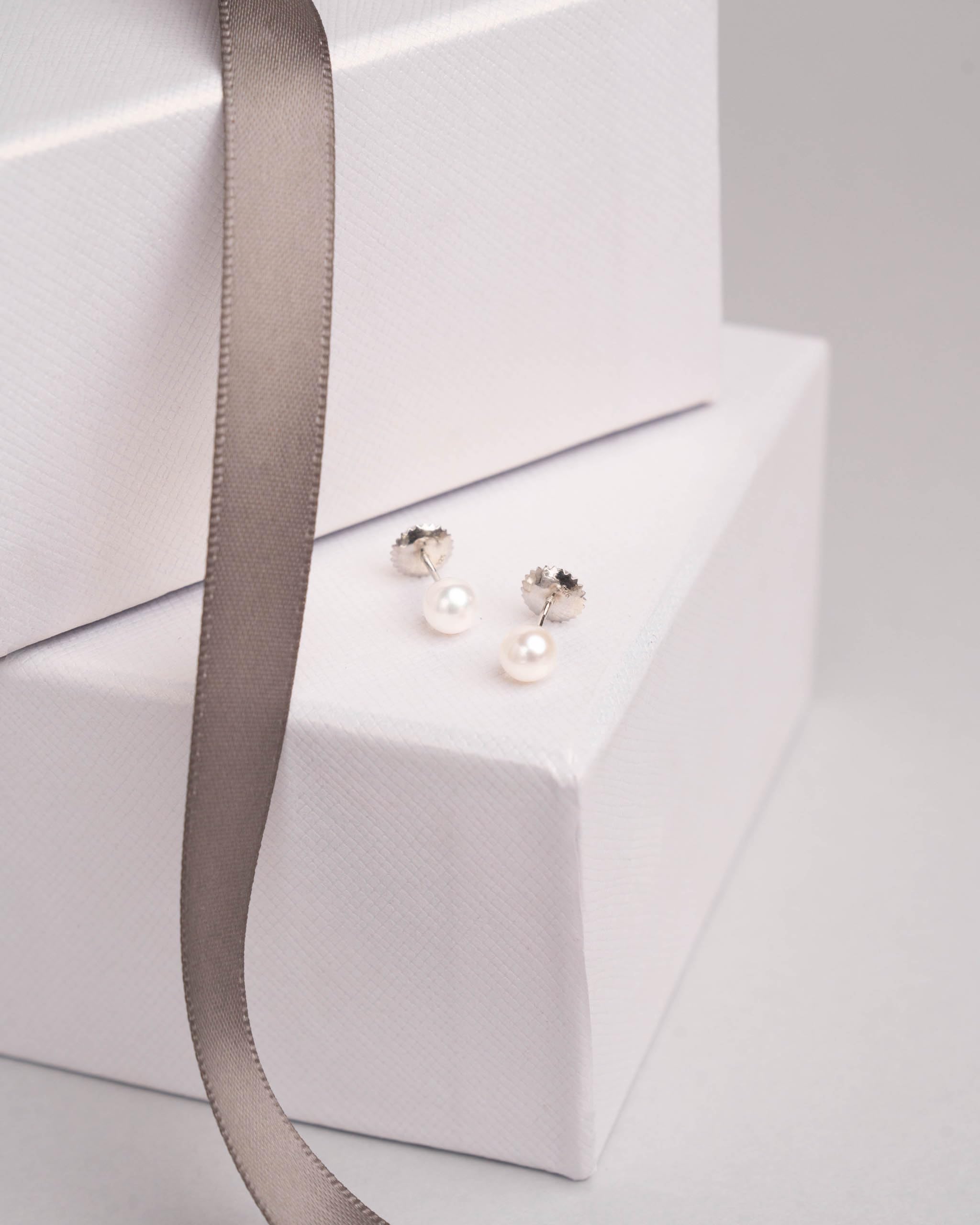 SECRET & YOU - Perlenohrringe für Babys und Mädchen. Weiße runde Perlen mit speziellen Gewindemuttern - Erhältlich in 18 Karat Gold oder 925 Sterling Silber und in verschiedenen Größen.
