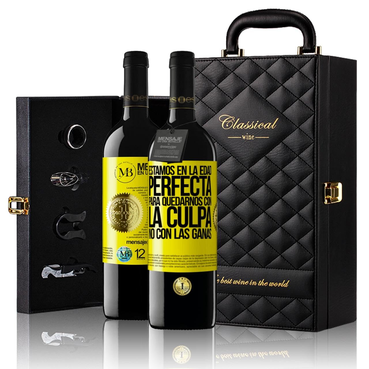 «Estamos en la edad perfecta para quedarnos con la...» Mensaje en una Botella. Estuche-Maletín de LUJO 2x Vino Tinto Premium Reserva 12 Meses y Set de 4 Accesorios. Etiqueta Amarilla PERSONALIZABLE
