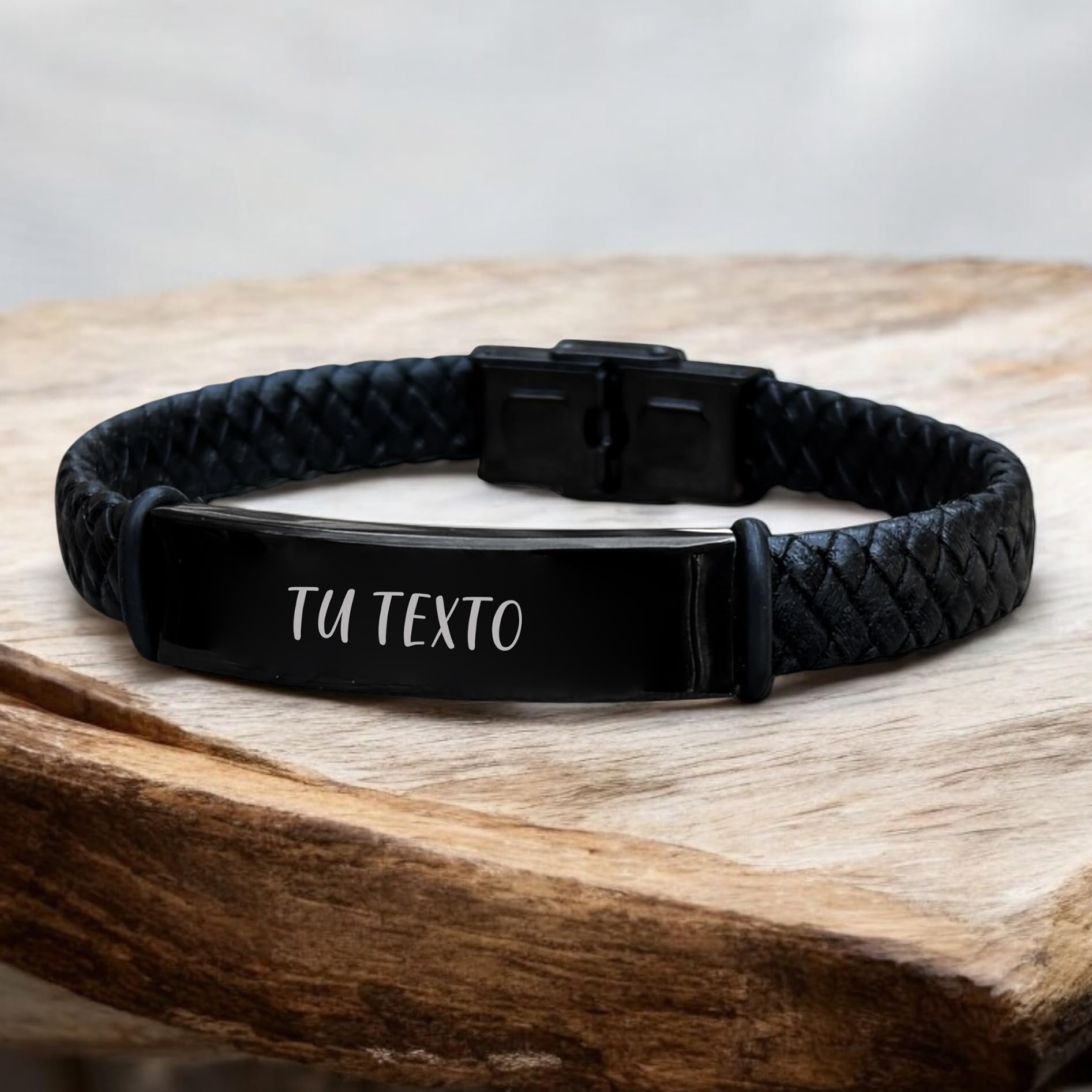 Pulsera personalizable con tu texto, totalmente ajustable, fabricada con cuero y acero. MODELO BLACK DANIELS. Regalos día del padre, regalos San Valentín.