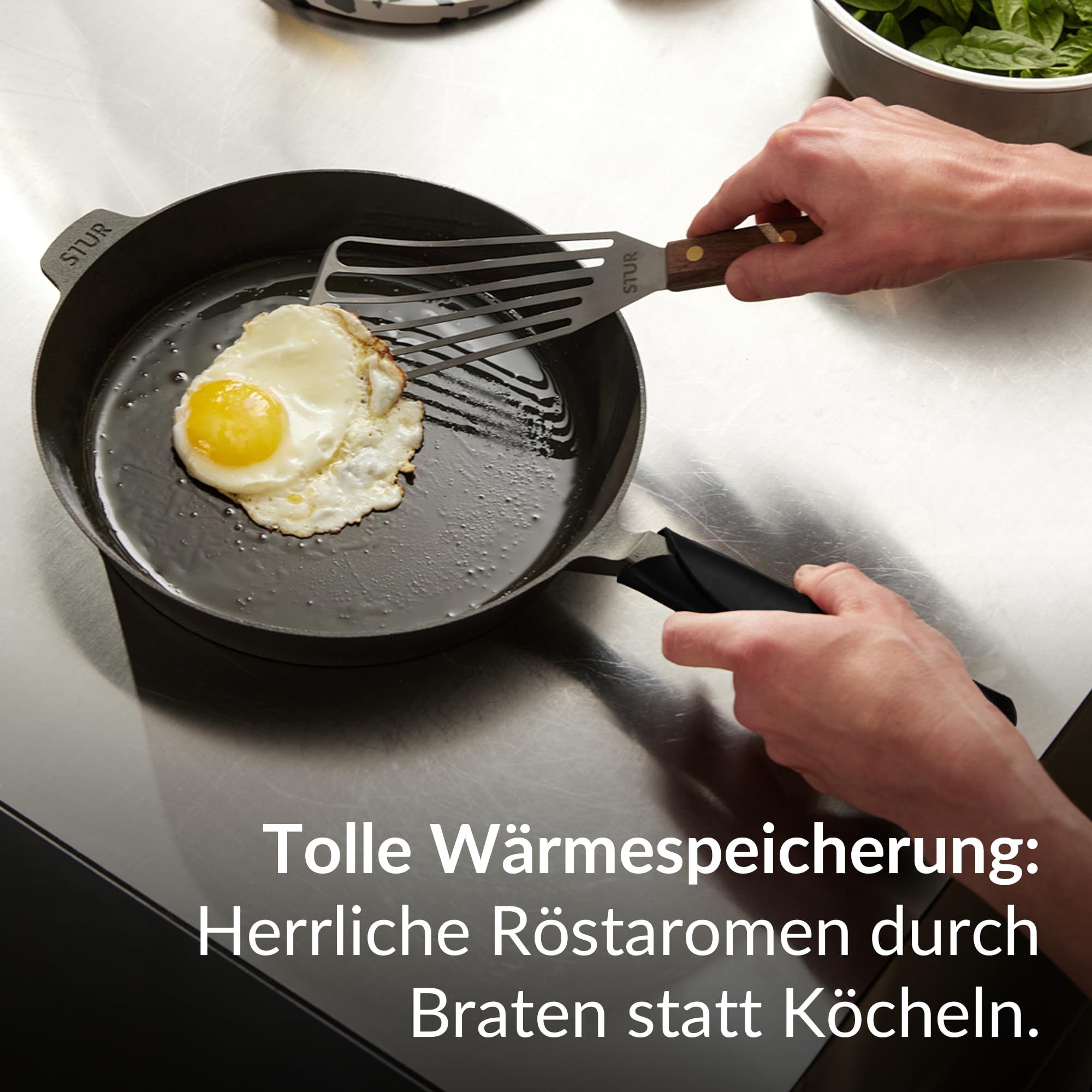 STUR - ORIGINAL Starter-Set Gusseisenpfanne Induktion 28 cm inkl. Echtleder Griffschutz & Pfannenwender - Cast Iron Pan geschliffen für alle Herdarten - Kratzfeste Pfanne Gusseisen & Zubehör
