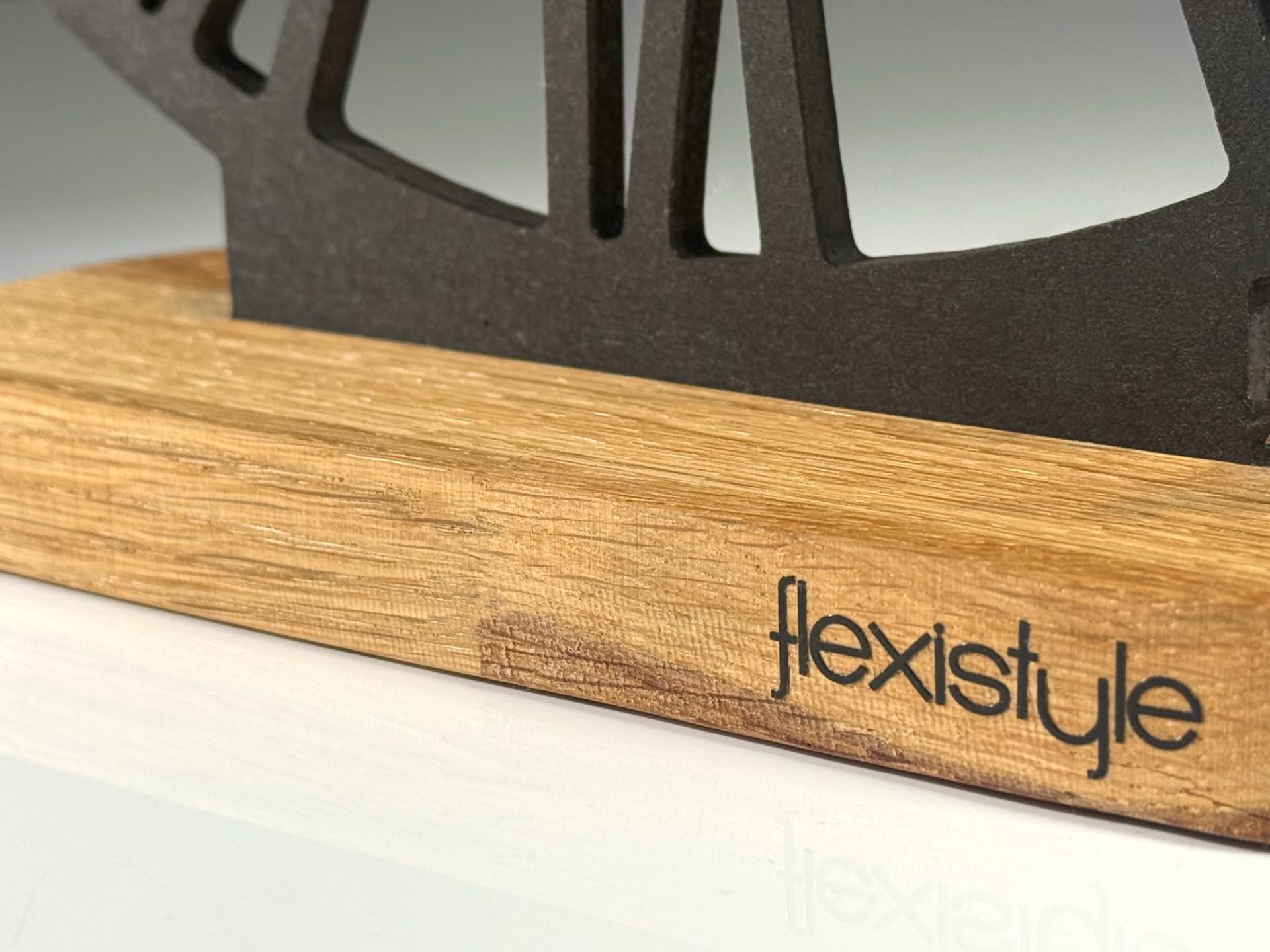 FLEXISTYLE Stehende Uhr aus Holz Eiche 30 cm – Moderne Tischuhr, Standuhr mit Lautlosem Quarzmechanismus ohne Tickgeräusche, Minimalistisches Design für Wohnzimmer, Büro & Schlafzimmer