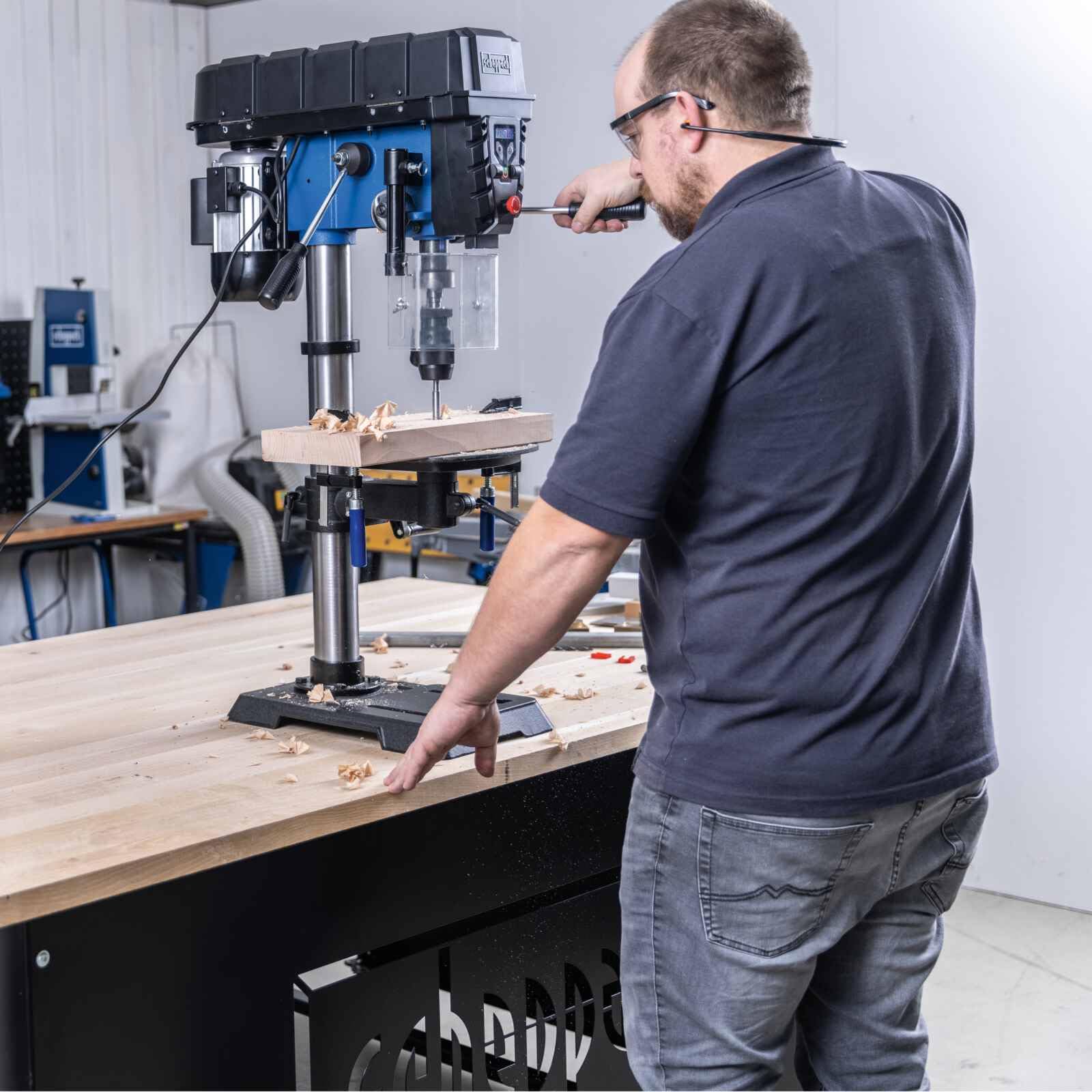 Scheppach Perceuse à colonne TBM300Vario - 750W - table 240 x 240 mm - 440-2580 tr/min - inclinable - mandrin 1-16 mm - profondeur de perçage 80 mm