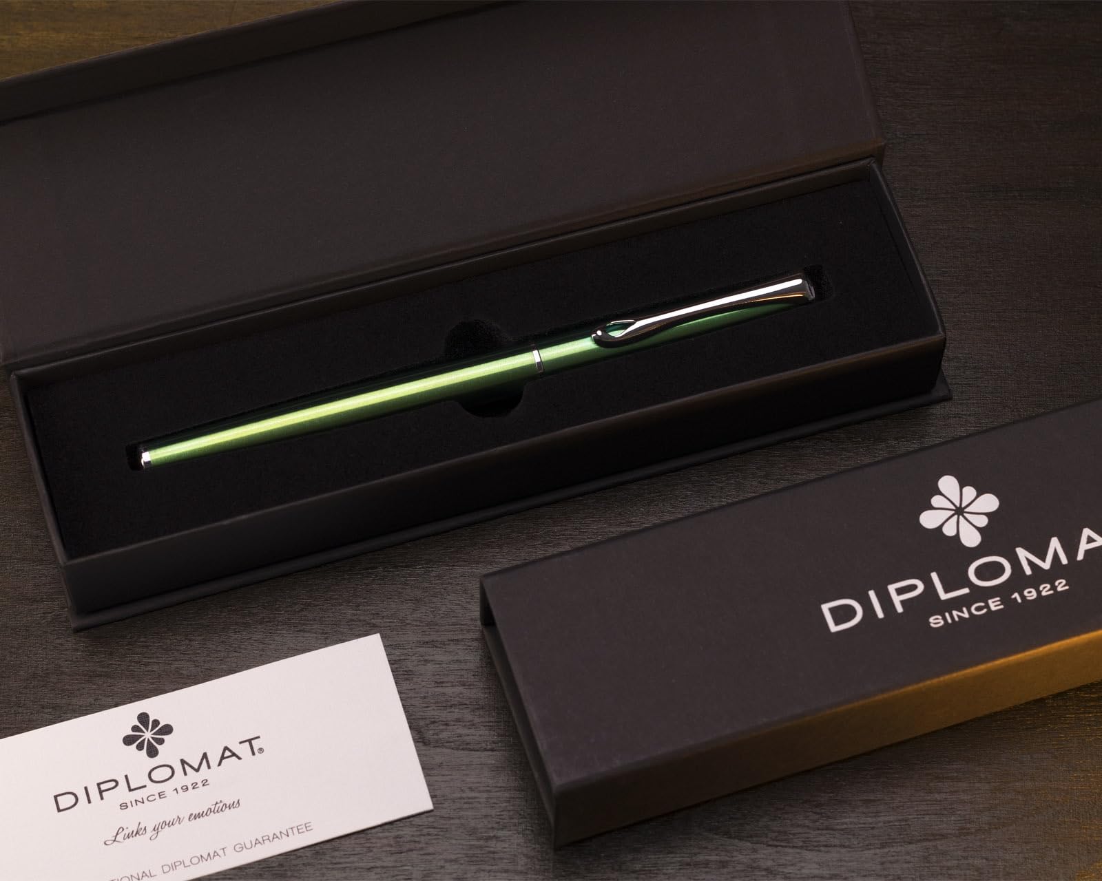 Diplomat Traveller Funky Green zestaw piór wiecznych z metalu, w zestawie z etui na długopisy ze skóry, atrament do pisania w kolorze królewskiego błękitu i konwerterem atramentu, pióro ze stali