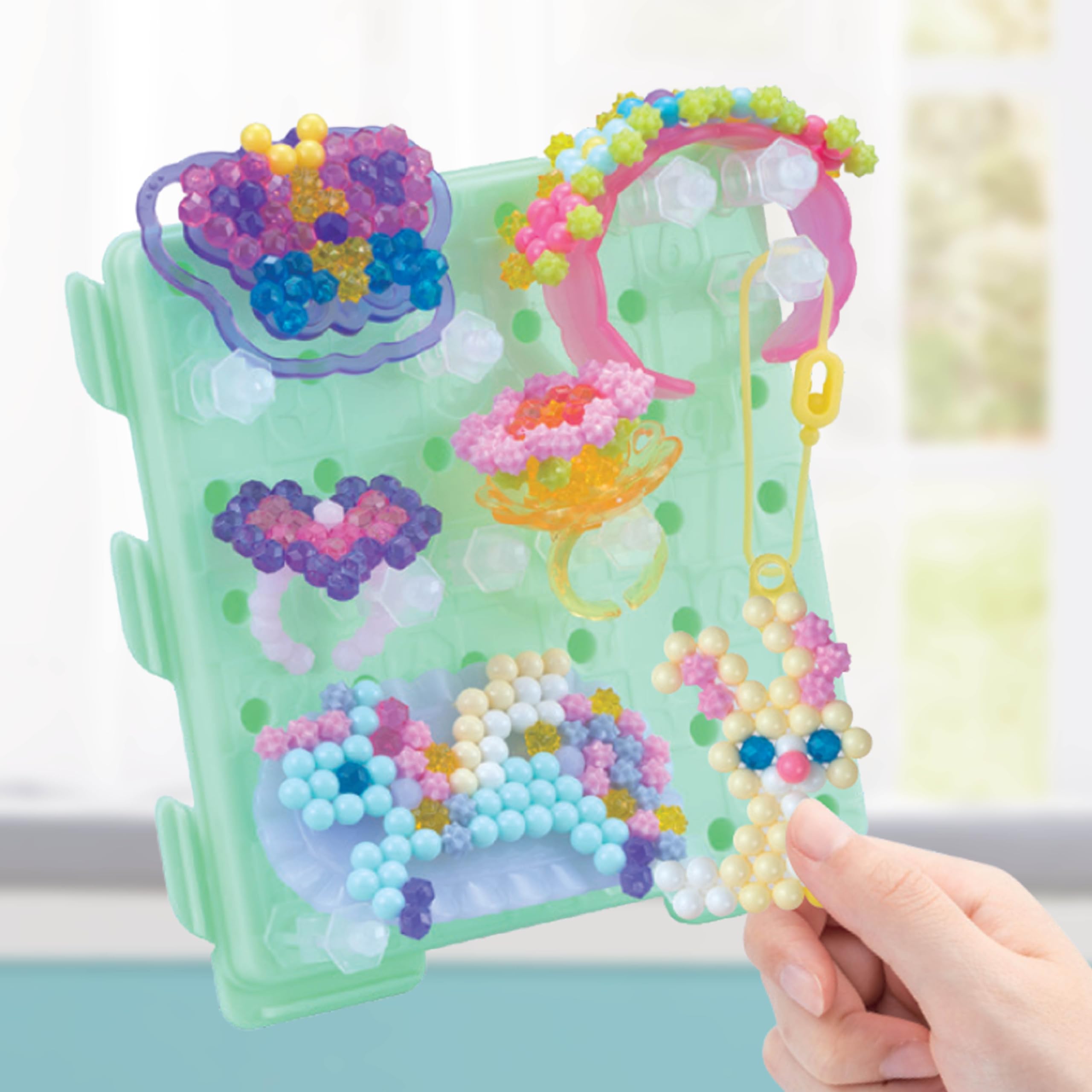 Aquabeads - Mondo da Fata - Kit Completo con Oltre 820 Perline, Accessori Indossabili e Display – Modello 31766