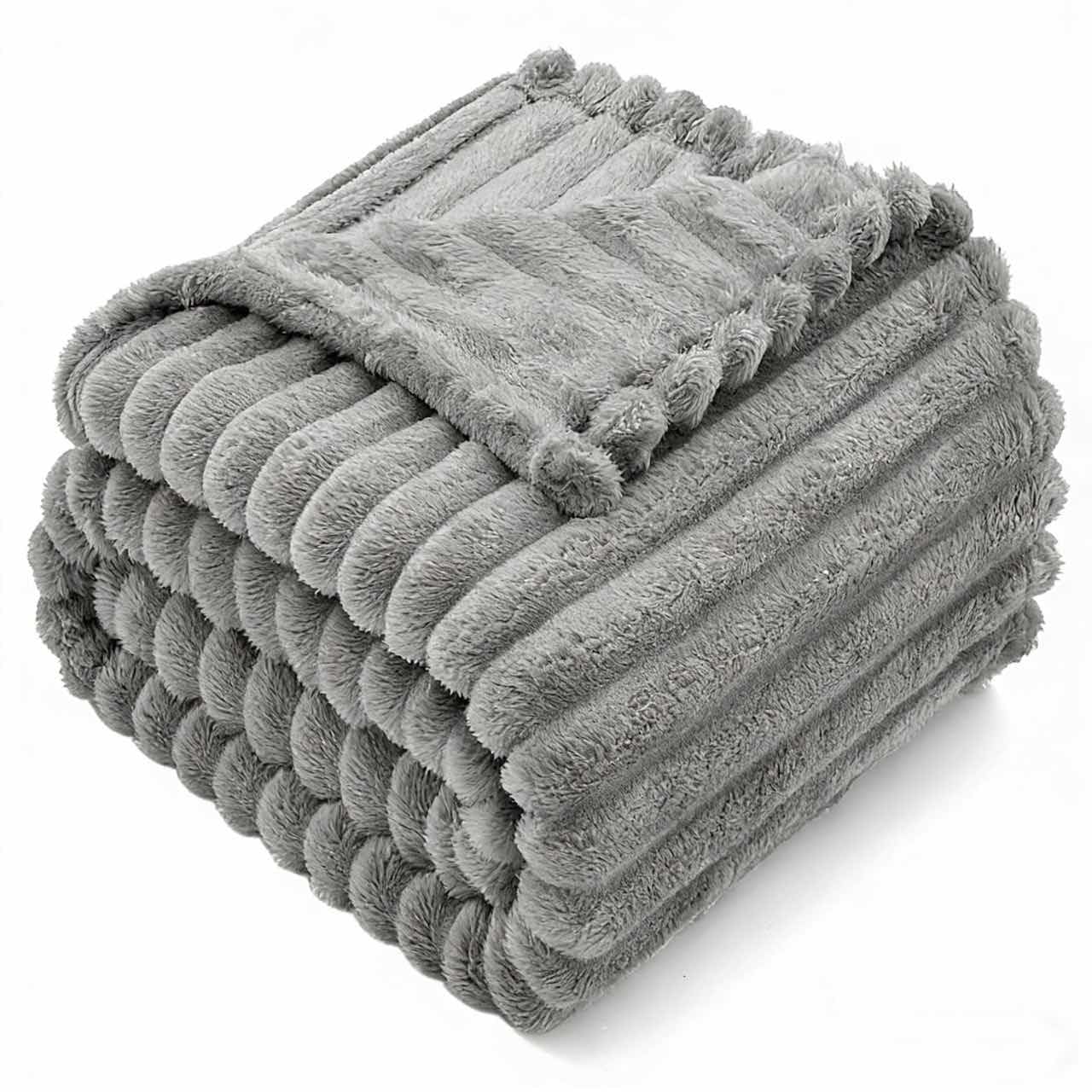 Couverture douillette velours côtelé pour rester au chaud sur le lit