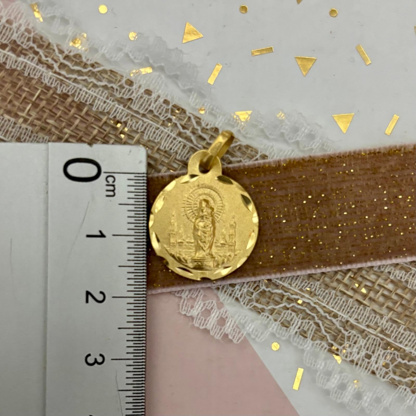 Medalla Religiosa Virgen del Pilar, Plata de Ley 925 Chapada en Oro, 17mm, Circular, Borde Tallado, con Argolla