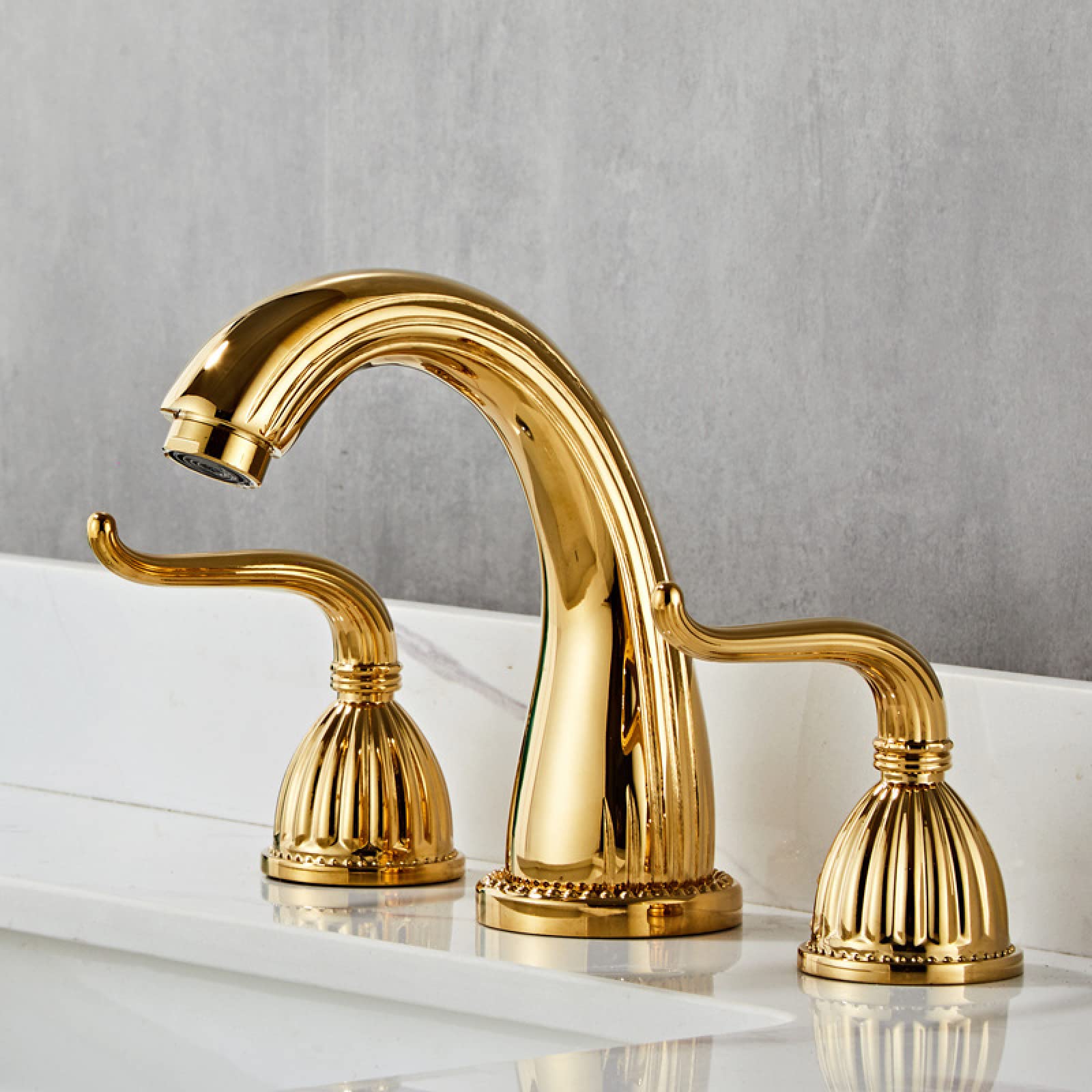 Robinet trois trous de salle de bains dorée pour lavabo eau chaude froide