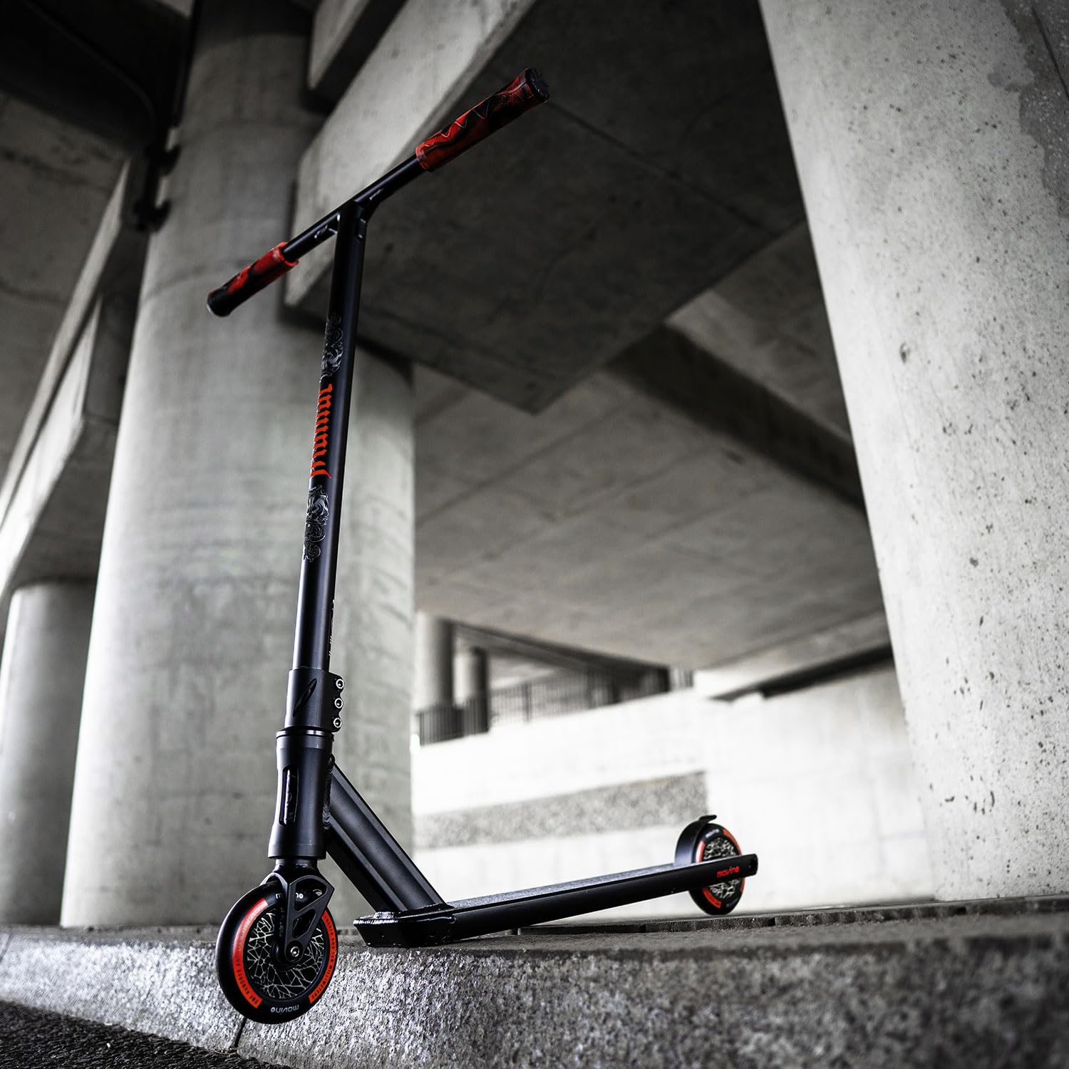 Movino Maniac - Monopattino professionale Freestyle Scooter IHC, sistema di compressione Street-Deck T-Bar, 59 x 54 cm, ruote 110 mm, Full Core ABEC9