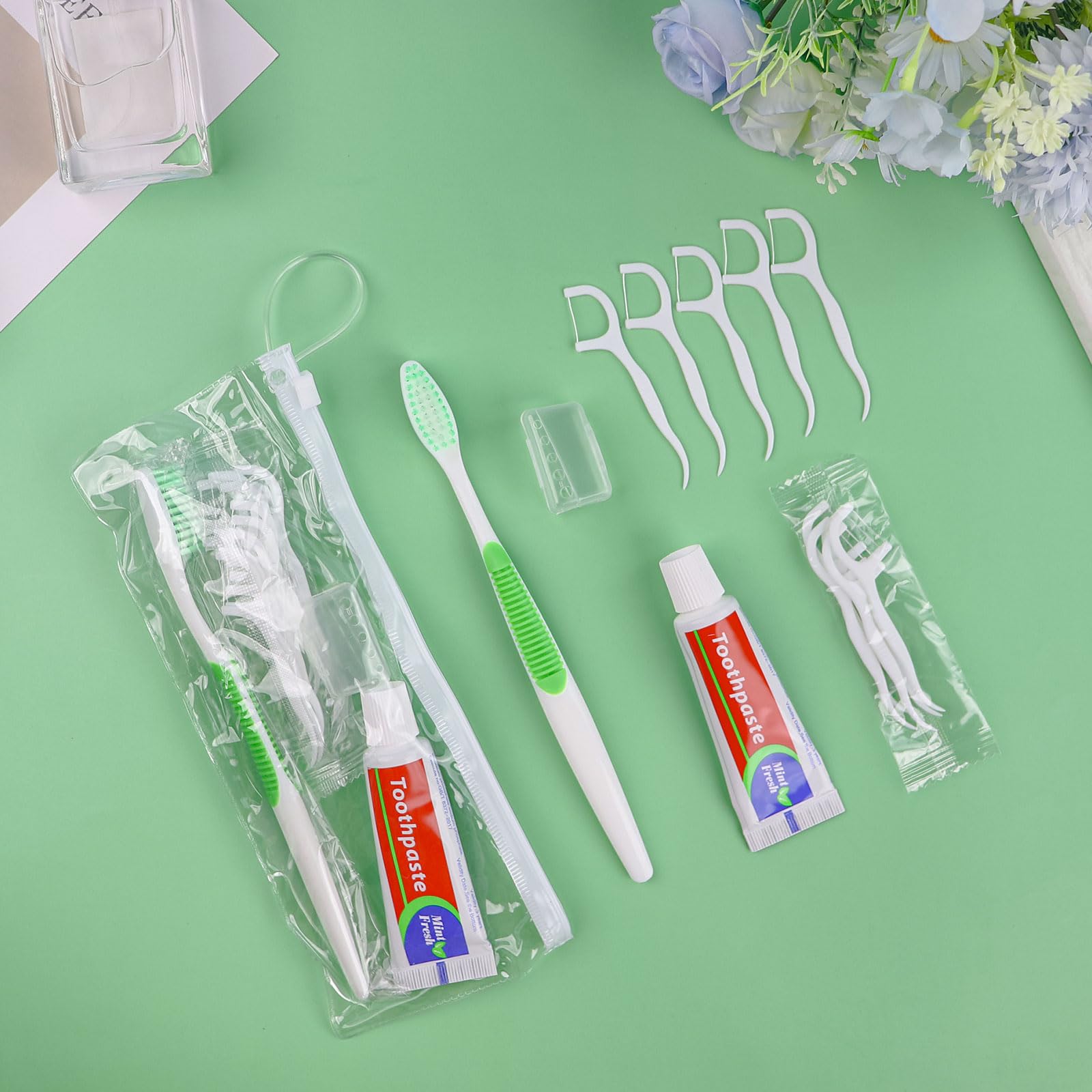 Set di 100 spazzolini da denti usa e getta con dentifricio, 5 in 1, per la cura della persona, set da toeletta da viaggio, con dentifricio e filo interdentale, pettine, copertura per
