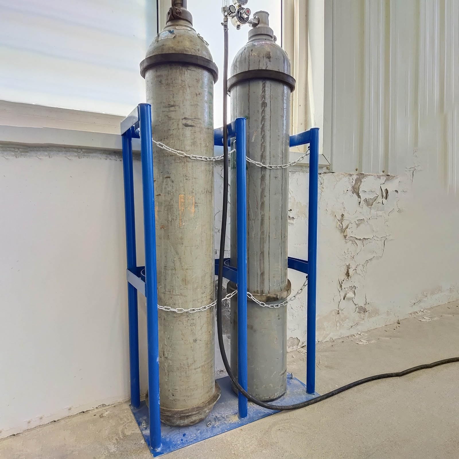 Heavy-Duty Gas Cylinder Holder Stand, Freestanding Cylinder Bracket w/Safety Chain Supported, Thickened Steel Gas Cylinder Organizer Shelf for Storage Tank/ Propane Tank/ Co2 Cylinder(60x20x45cm/23.6x