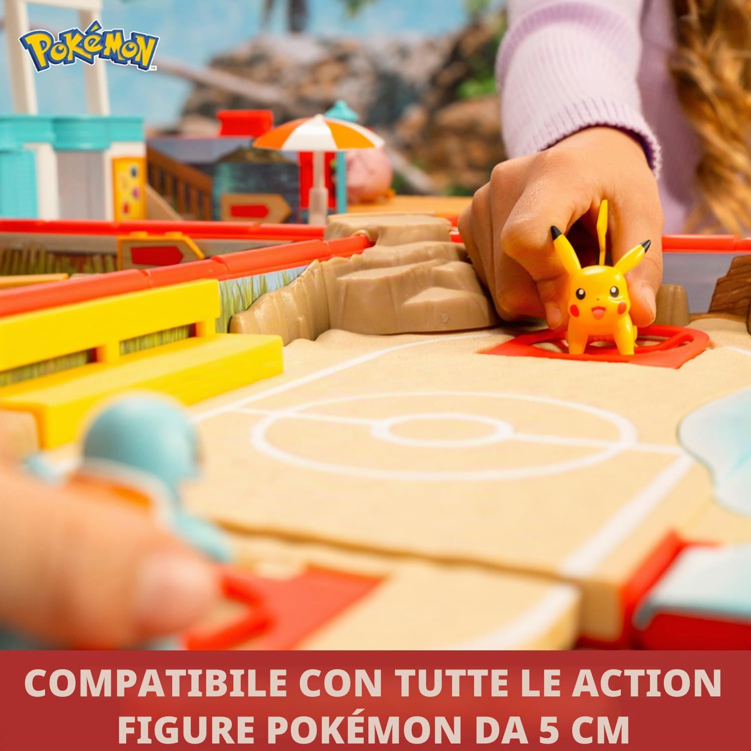 BANDAI - Pokémon - Zaino da Allenamento da Spiaggia - Universo di Gioco Pokémon con Mini Giochi - Borsa Che Si trasforma in Un Parco Giochi Spiaggia - Statuetta Pikachu Inclusa - Cofanetto Giocattolo