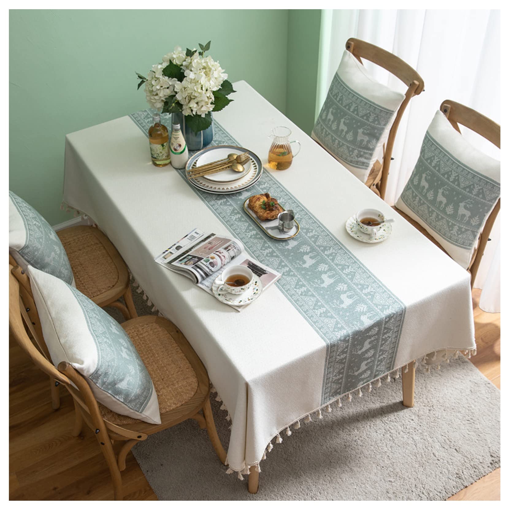 Nappe lavable beige 140x140 cm avec pompons pour sublimer vos repas de Thanksgiving et de Noël