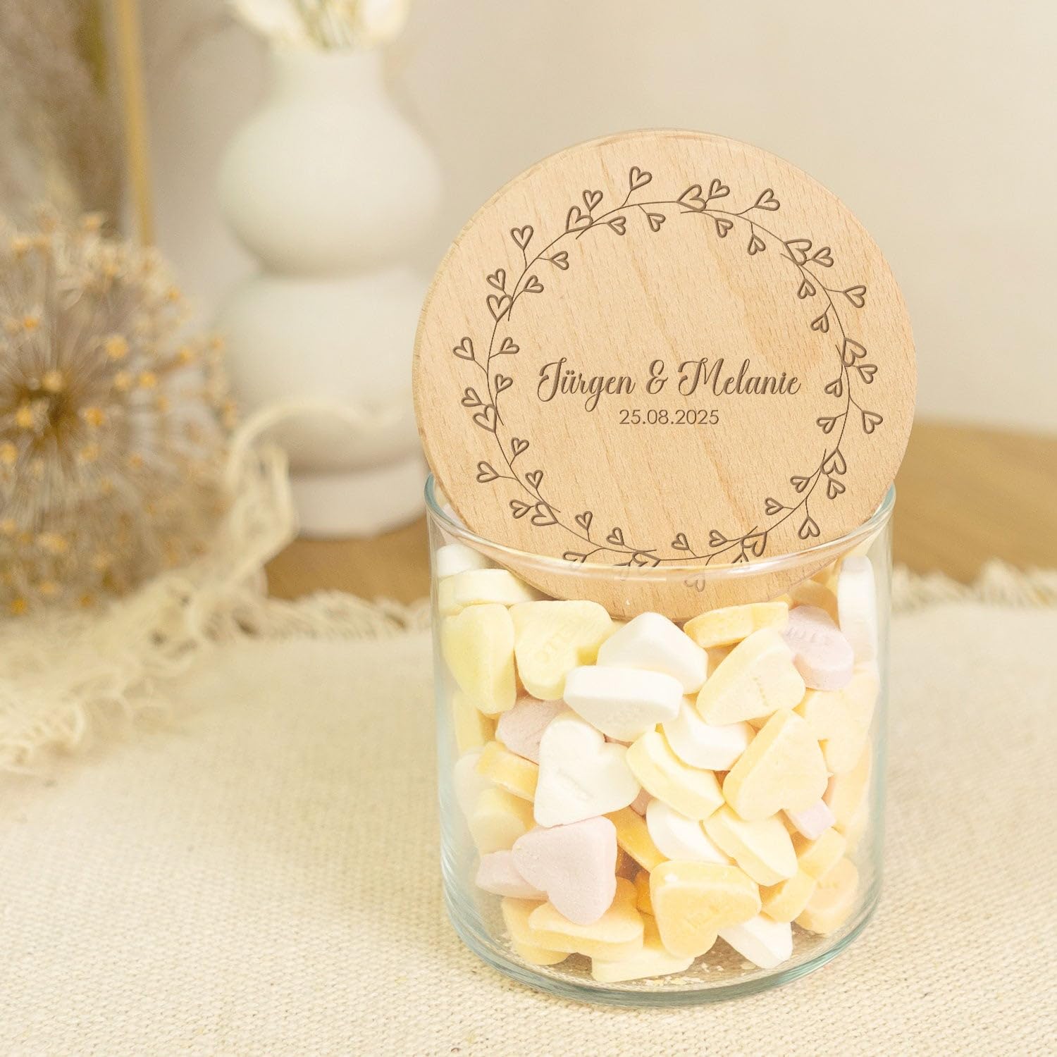 GRAVURZEILE Vorratsglas mit graviertem Holzdeckel - Kranz Herzen - Personalisiert mit Name & Datum - Keksdose Bonbonglas mit Deckel - Vorratsdose - Geschenk für Paare - 880 ml