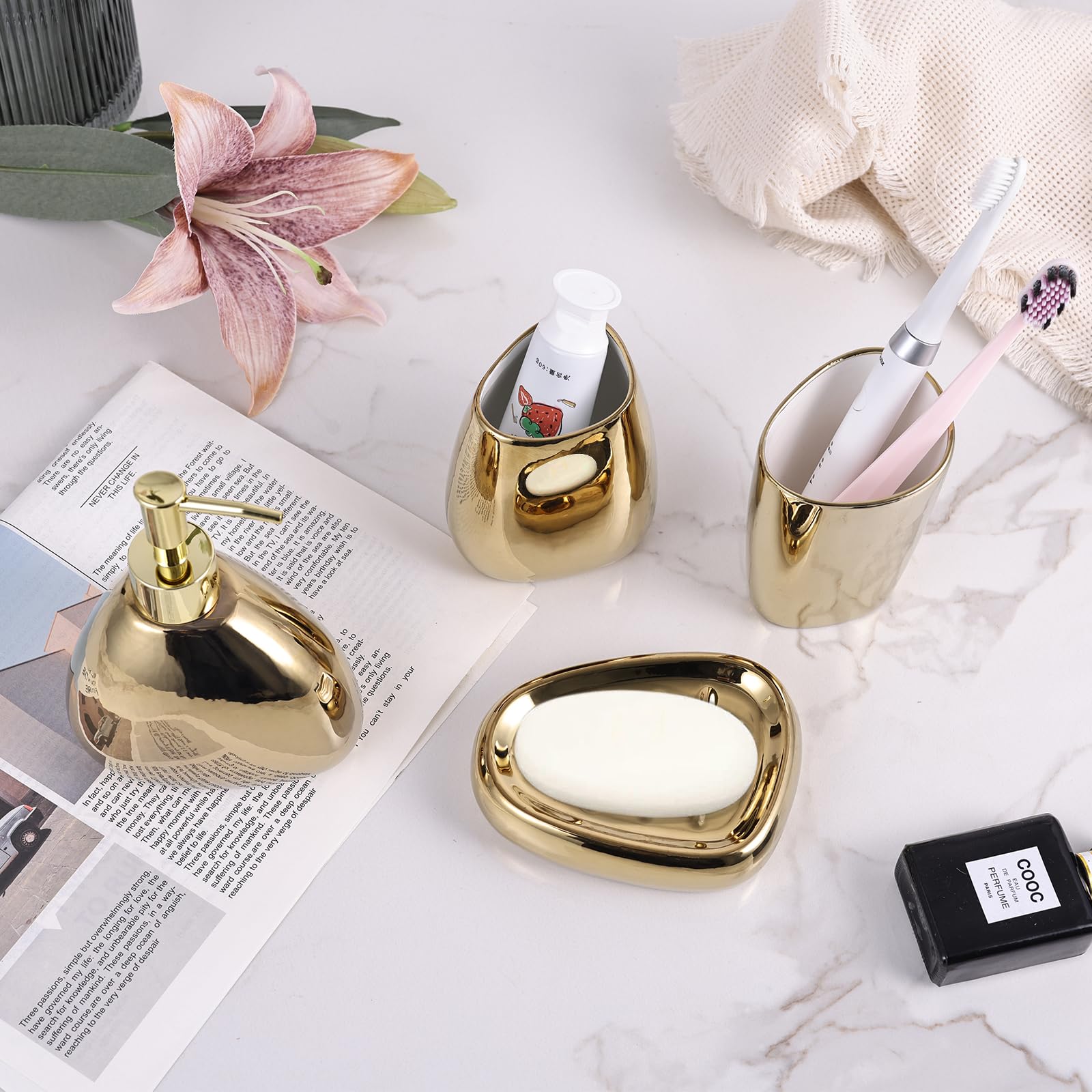 Elegante set da bagno in ceramica elettrolitica da 4 pezzi, dotato di dispenser per lozioni, tazza per collutorio, portasapone, portaspazzolino, set decorativo moderno per il bagno (oro)