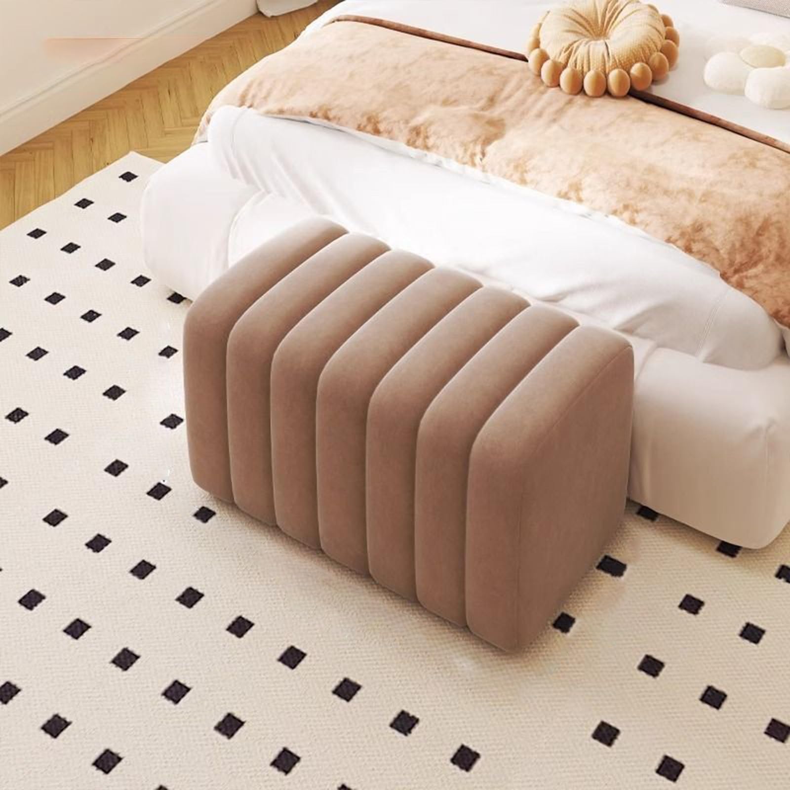 Banc d'entrée capitonné pour optimiser l'espace chambre et bout de lit