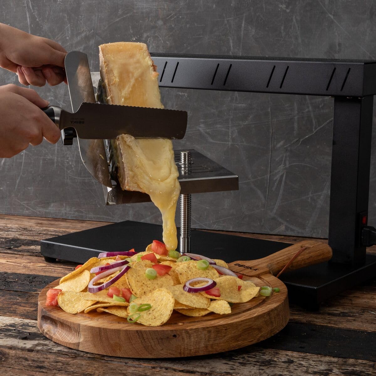 Boska Raclette Demi - Elektrisches Raclette-Gerät für halbe Schleifscheiben - Profi-System mit Drehmechanismus, 2m Kabel, spülmaschinengeeignet - Schwarz