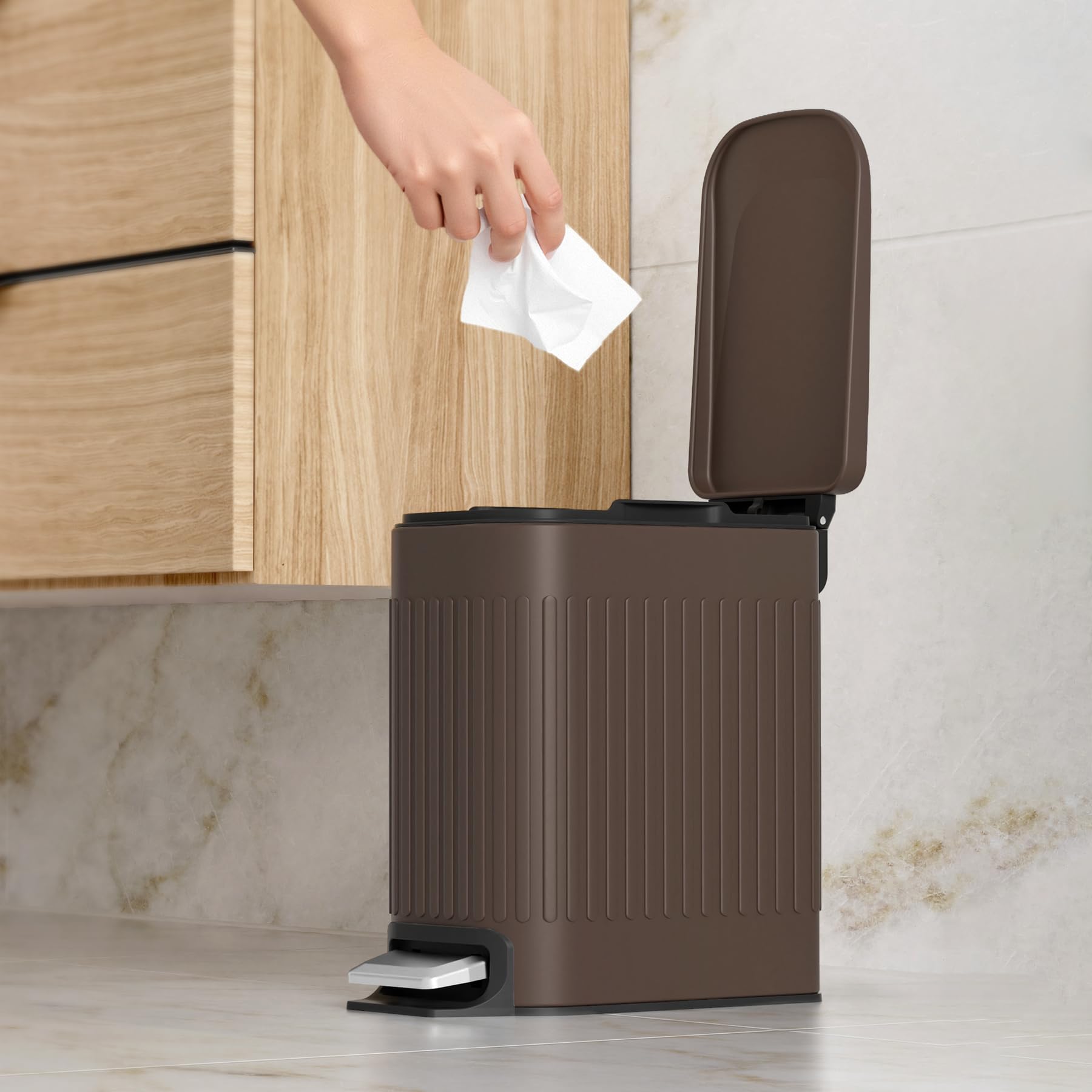 TrashAid Bote de basura delgado para baño con tapa de cierre suave, cubo de basura pequeño de acero inoxidable de 6 litros con cubo interior extraíble, pedal de paso, papelera delgada para inodoro