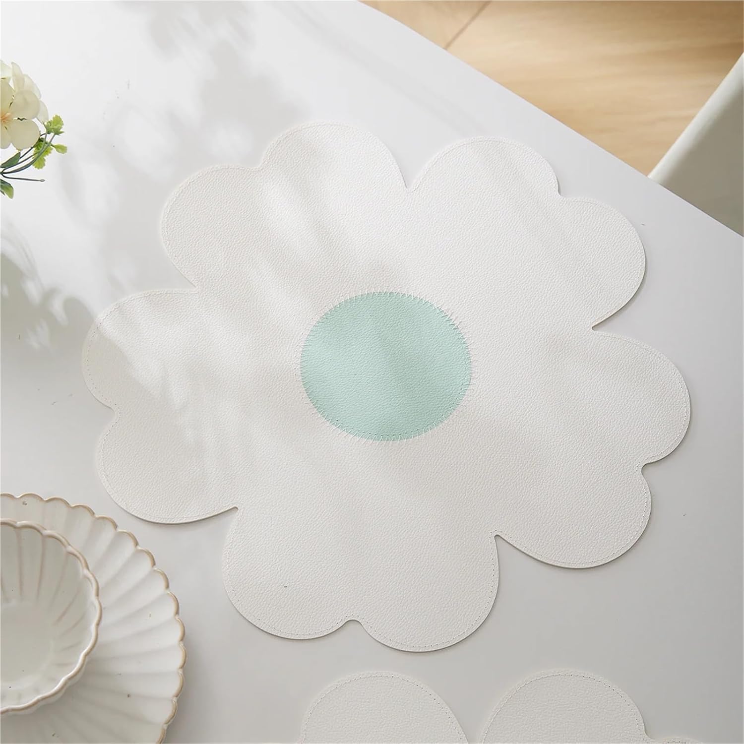 Flower Shape PU Leather Placemats Set Oil-Proof Waterproof for Kitchen Tables Bistro Tables Bars Coffee Shops Hotels(8)