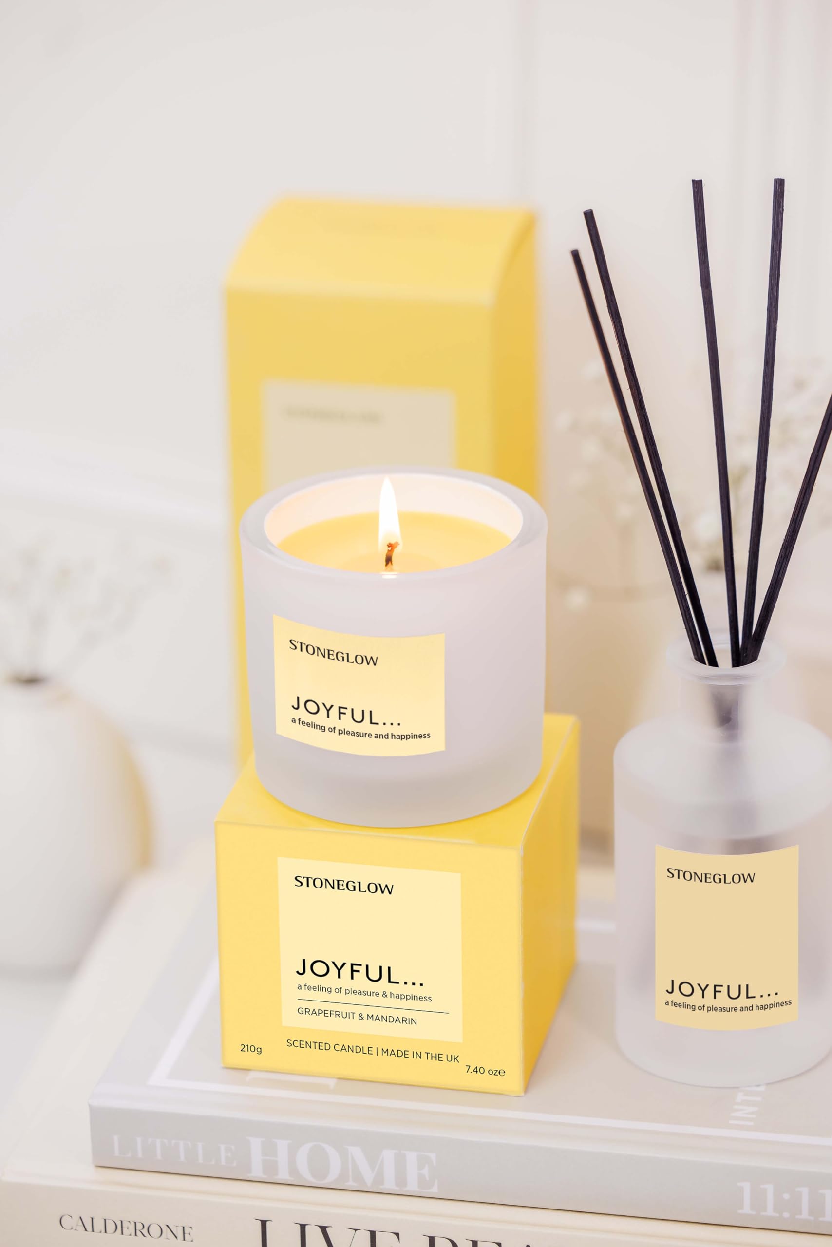 Stoneglow - Affirmations - Joyful - Grapefruit & Mandarine - Duftkerze im Tumbler (79 x 89 mm) Kokos- und Rapssamen-Wachsmischung, Grapefruit, Mandarine, saftige Aprikosen und Cassis
