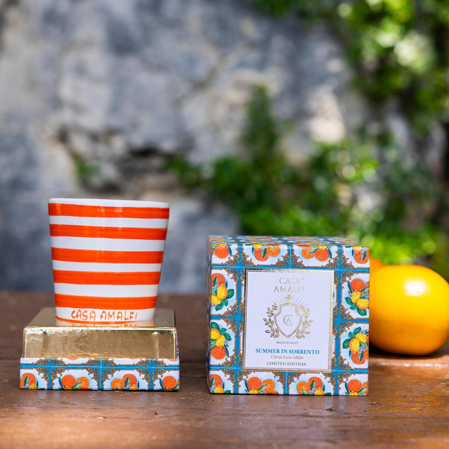 Casa Amalfi Duftkerze aus Keramik, Summer in Sorrent, handbemalt, Made in Italy, 40-50 Stunden Brenndauer