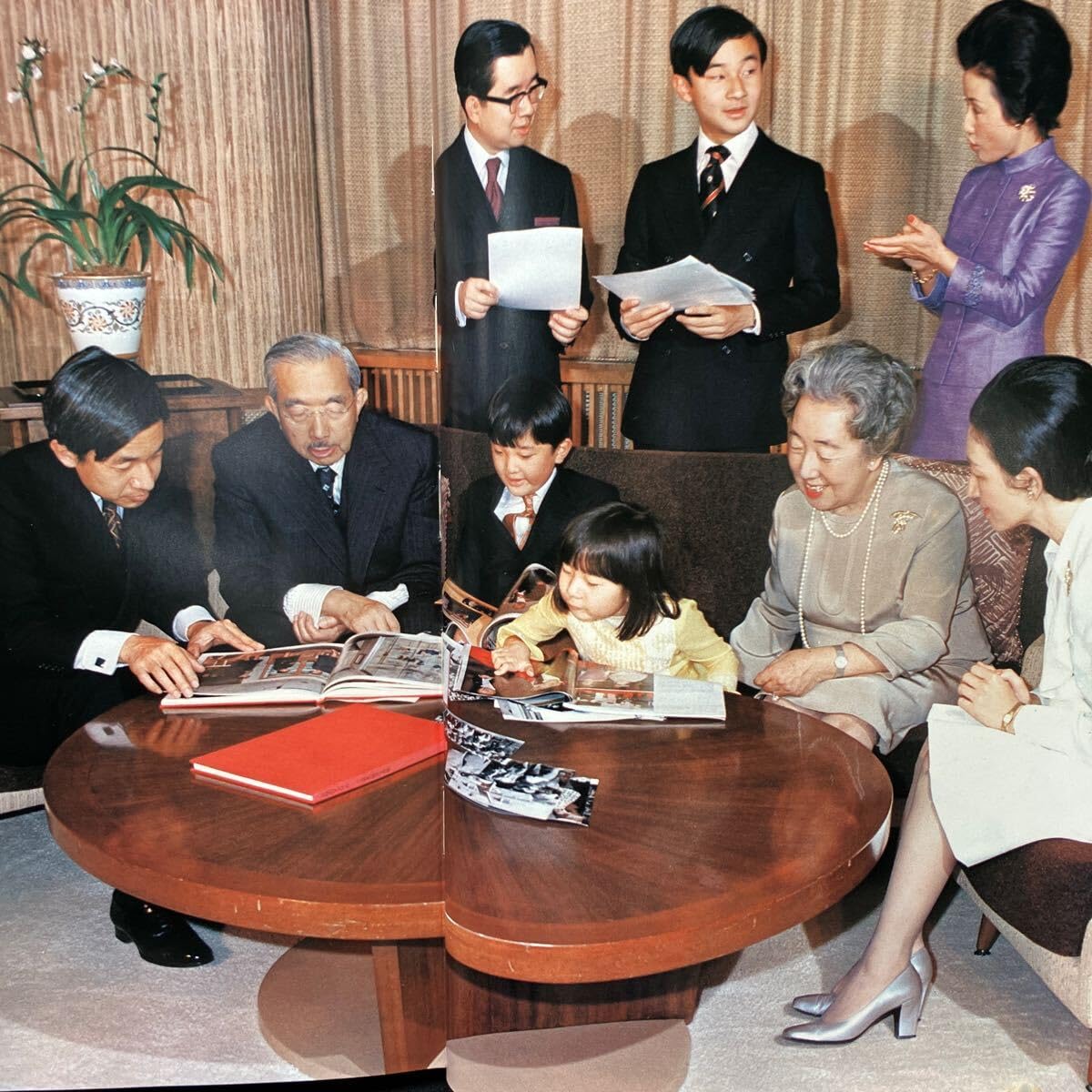 天皇陛下　皇室アルバム　昭和天皇 Amazon.co.jp: 422送無 昭和 天皇陛下 在位50年 皇后陛下 喜寿 記念