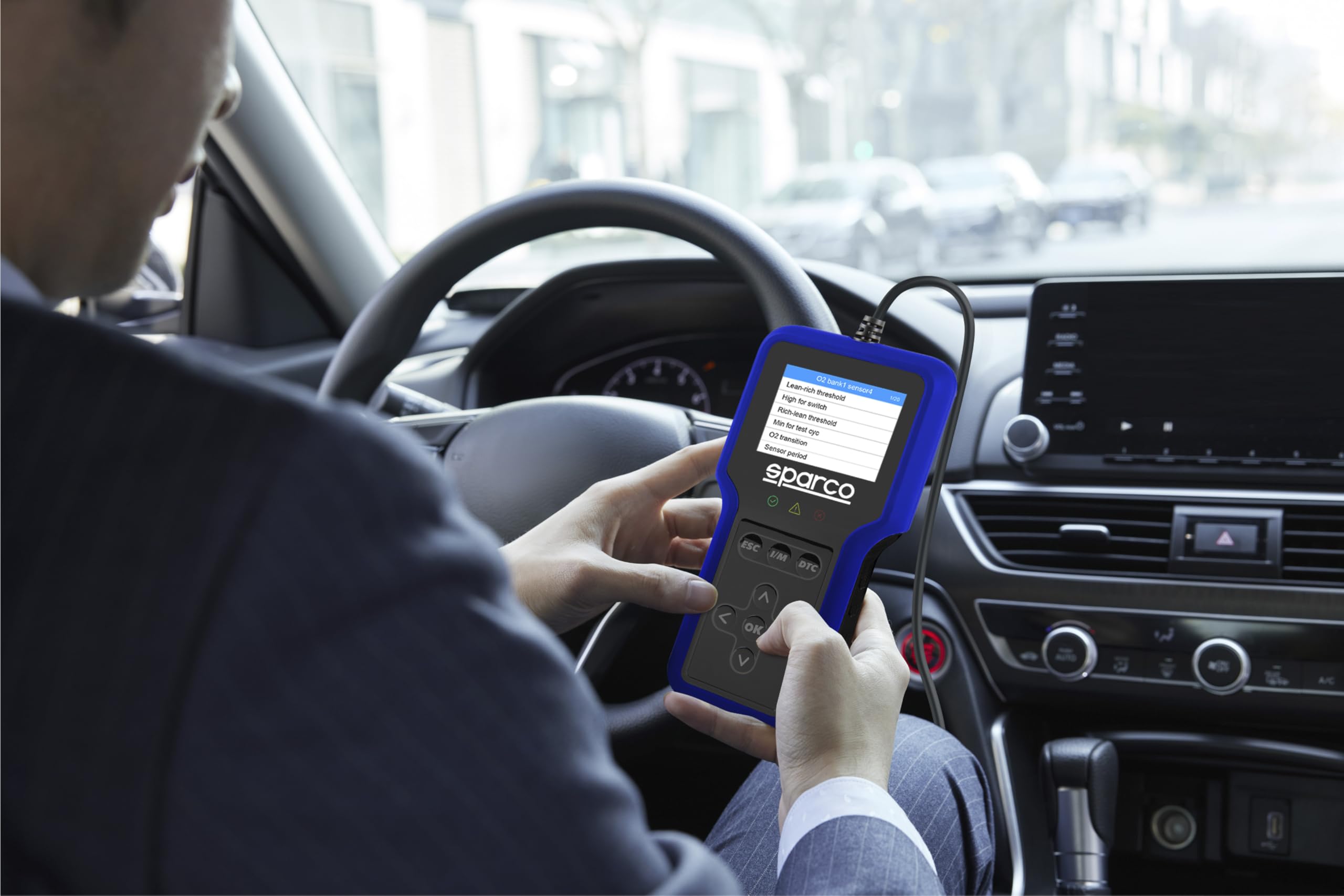 Sparco Dispositif de Diagnostic Automobile OBD2 Scanner Lecteur de Codes d'erreur Moteur et Transmission avec Test de Batterie et émissions I/M Readiness Multilingue pour véhicules à Essence