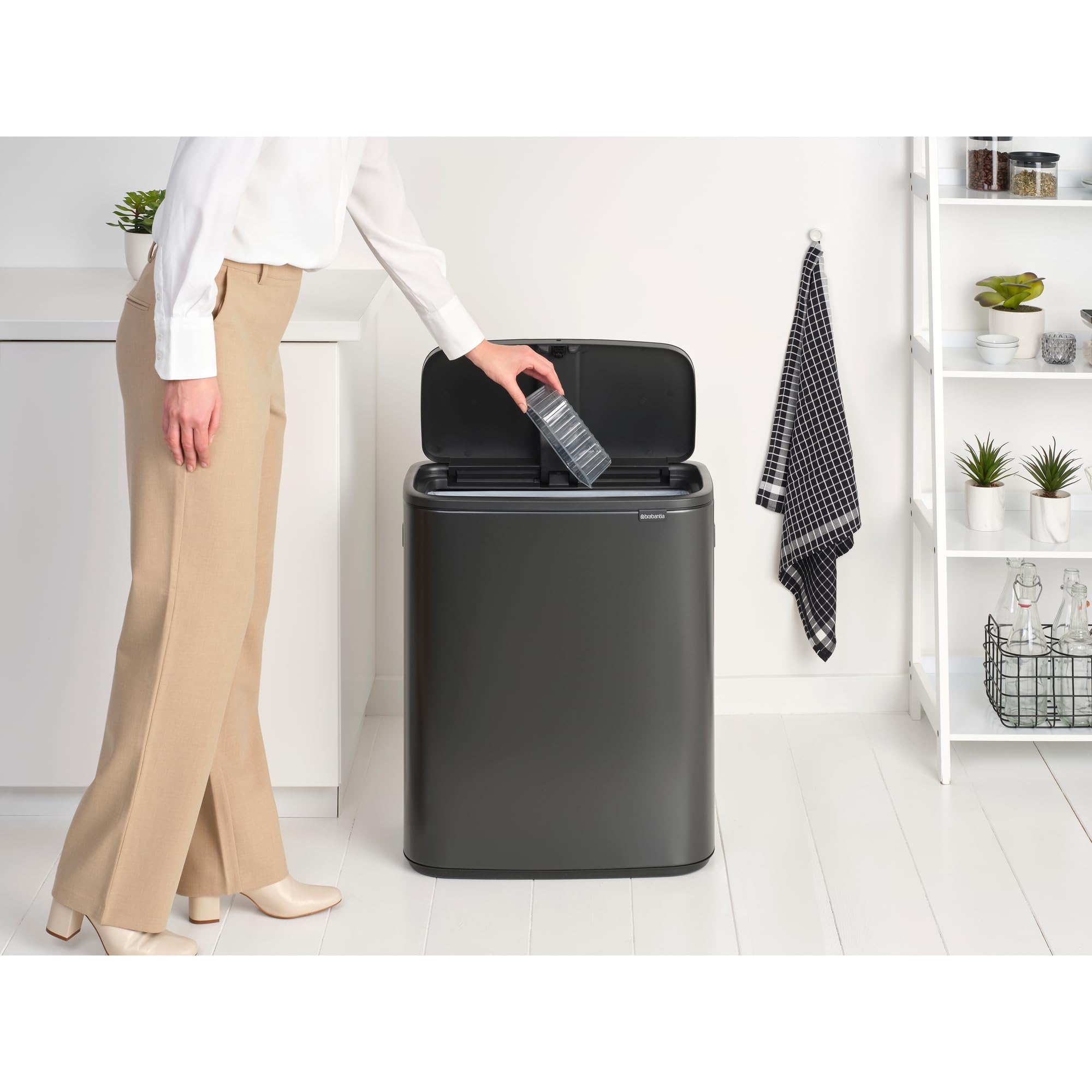 Brabantia Poubelle de cuisine Bo Touch 60 L | Poubelle XXL à ouverture soft-touch avec bac intérieur | Poubelle compacte à dos plat pour cuisine | Solution élégante | Confident Grey
