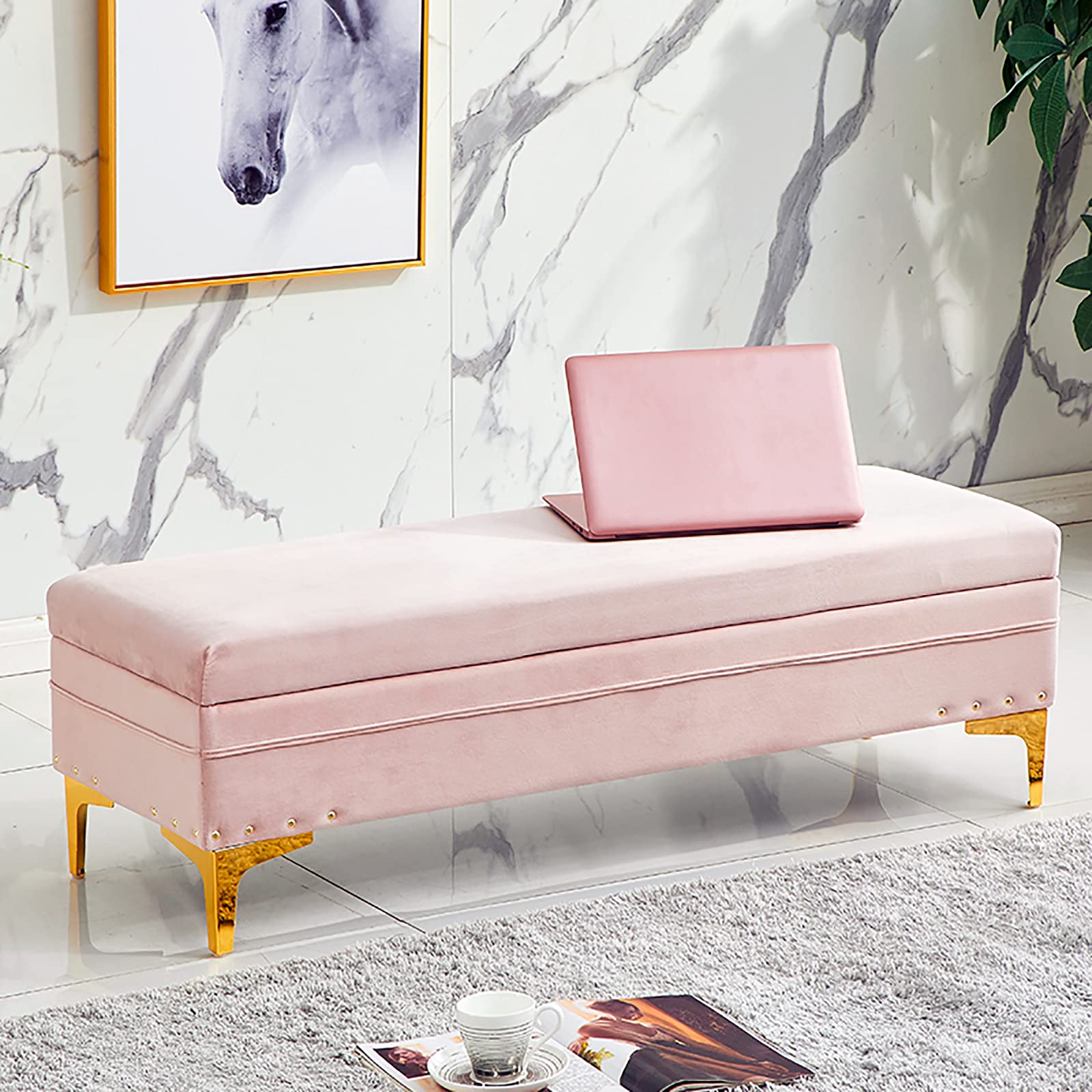 Repose-pieds en velours rose clair pour ranger et s'asseoir