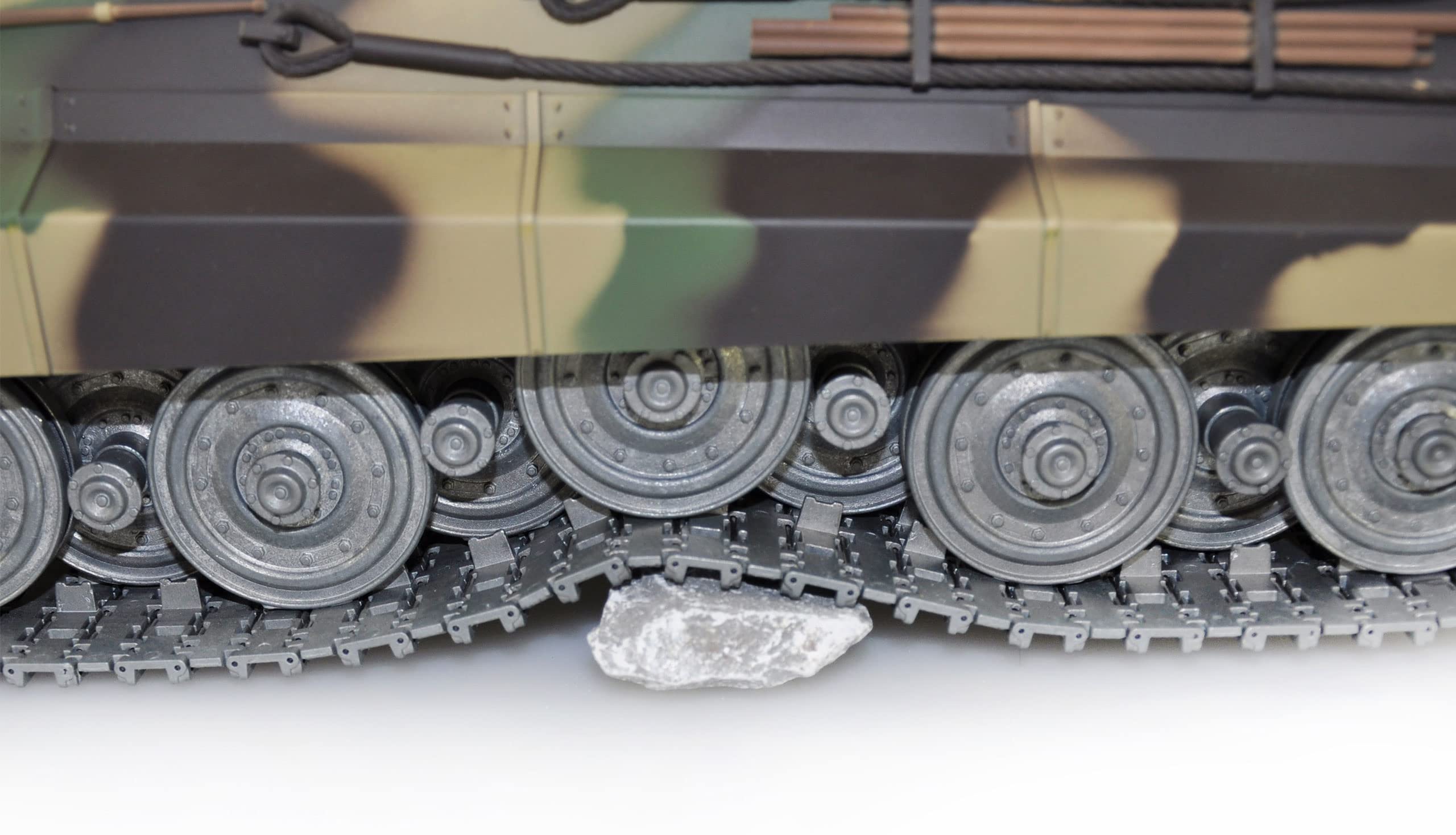 Tanque RC Amewi Königstiger Henschelturm 1:16 Professional con transmisión de metal, cadenas de metal, propulsores y conductores, ruedas MetaIl, versión IR/BB TK 7.0