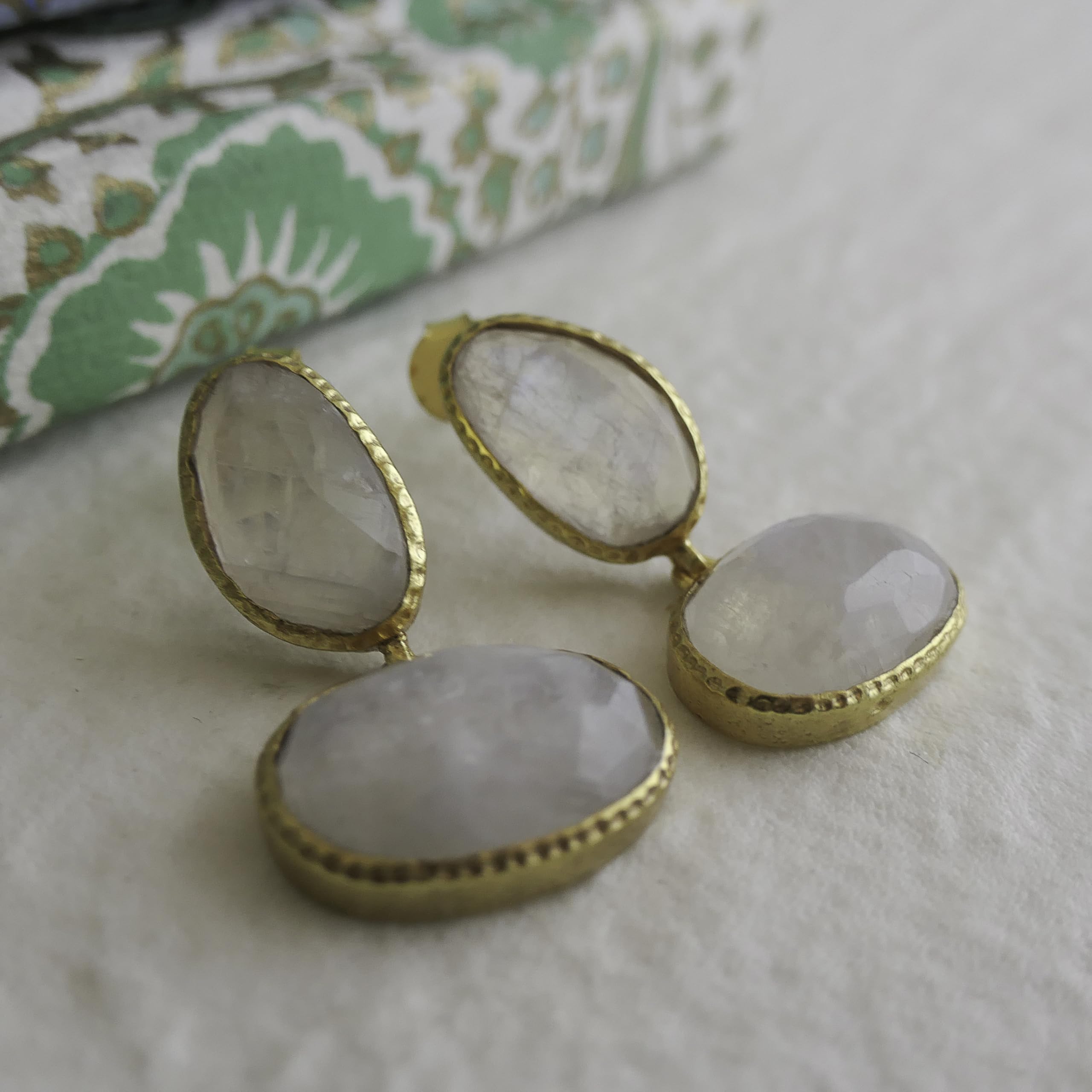 Pendientes colgantes de plata de ley bañada en oro con piedra lunar (piedra preciosa natural)