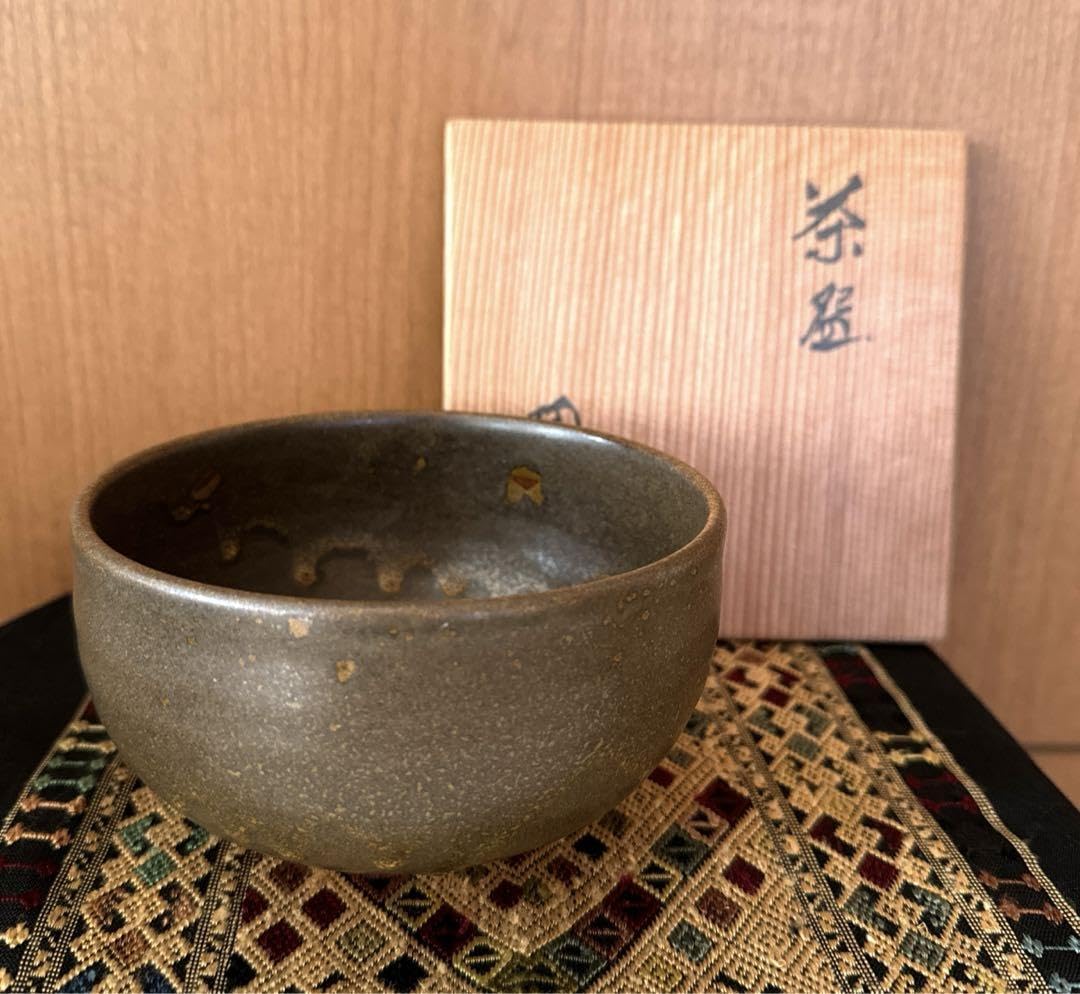 初代森陶岳 備前焼 緋襷茶盌 合箱合布 折松葉印 抹茶碗 抹茶茶碗 茶道具 茶器 初代森陶岳 備前焼 緋襷茶盌 合箱合布 折松葉印 抹茶碗 抹茶茶碗
