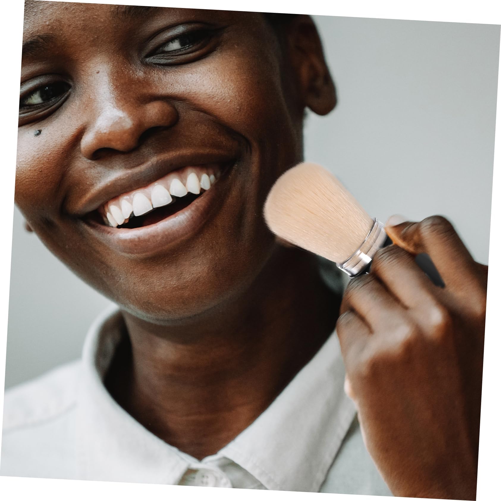 LIFKOME Blush Brush for Makeup Portable Refillable Powder Brush with Supple Bristles Lightweight Face Makeup Brush for Highlighter and Cheeks for Travel and Daily Use