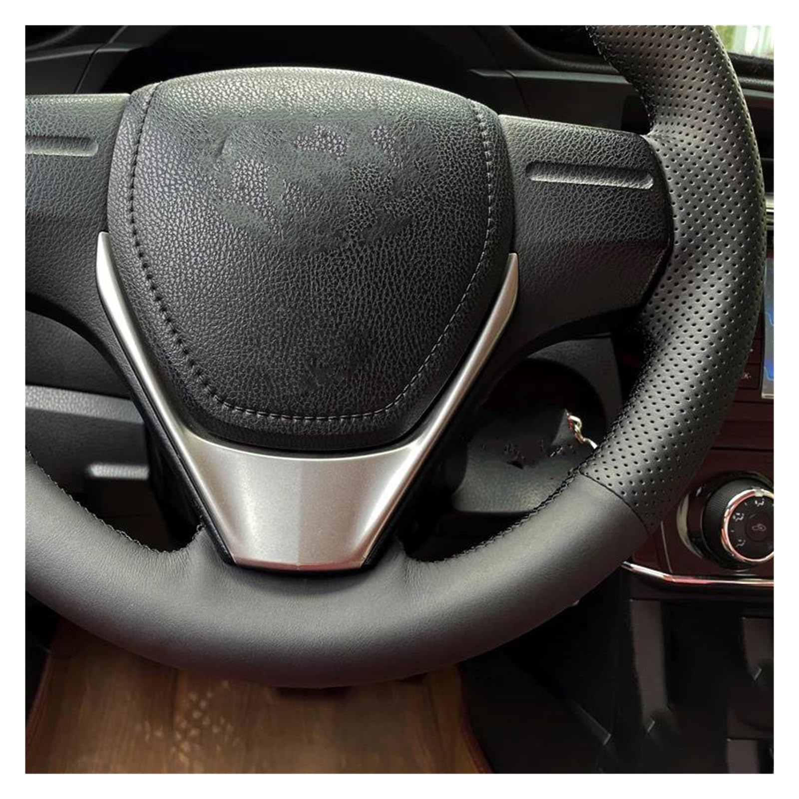 Couvre Volant Housse De Volant en Cuir Véritable pour RAV4 2013-2019 pour Corolla 2014-2019 pour Scion IM 2016 pour Auris 2013-2016. Couvre Volant Voiture(Brown Thread)