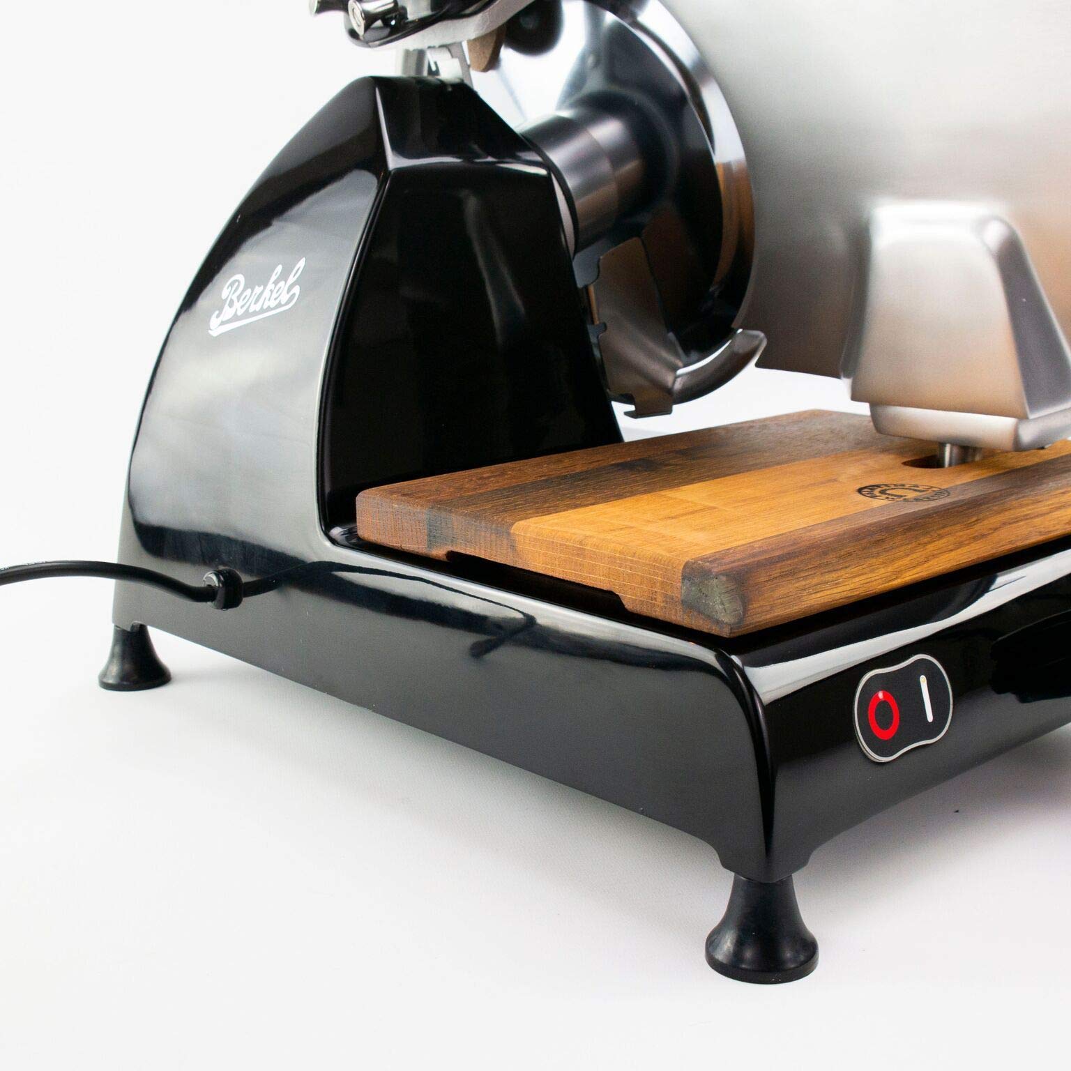 Berkel Red Line 250 | Trancheuse professionnelle originale avec un diamètre de couteau de 250 mm | noir | avec broyeur intégré | + planche à découper faite à la main | Prix de vente: 1108 €
