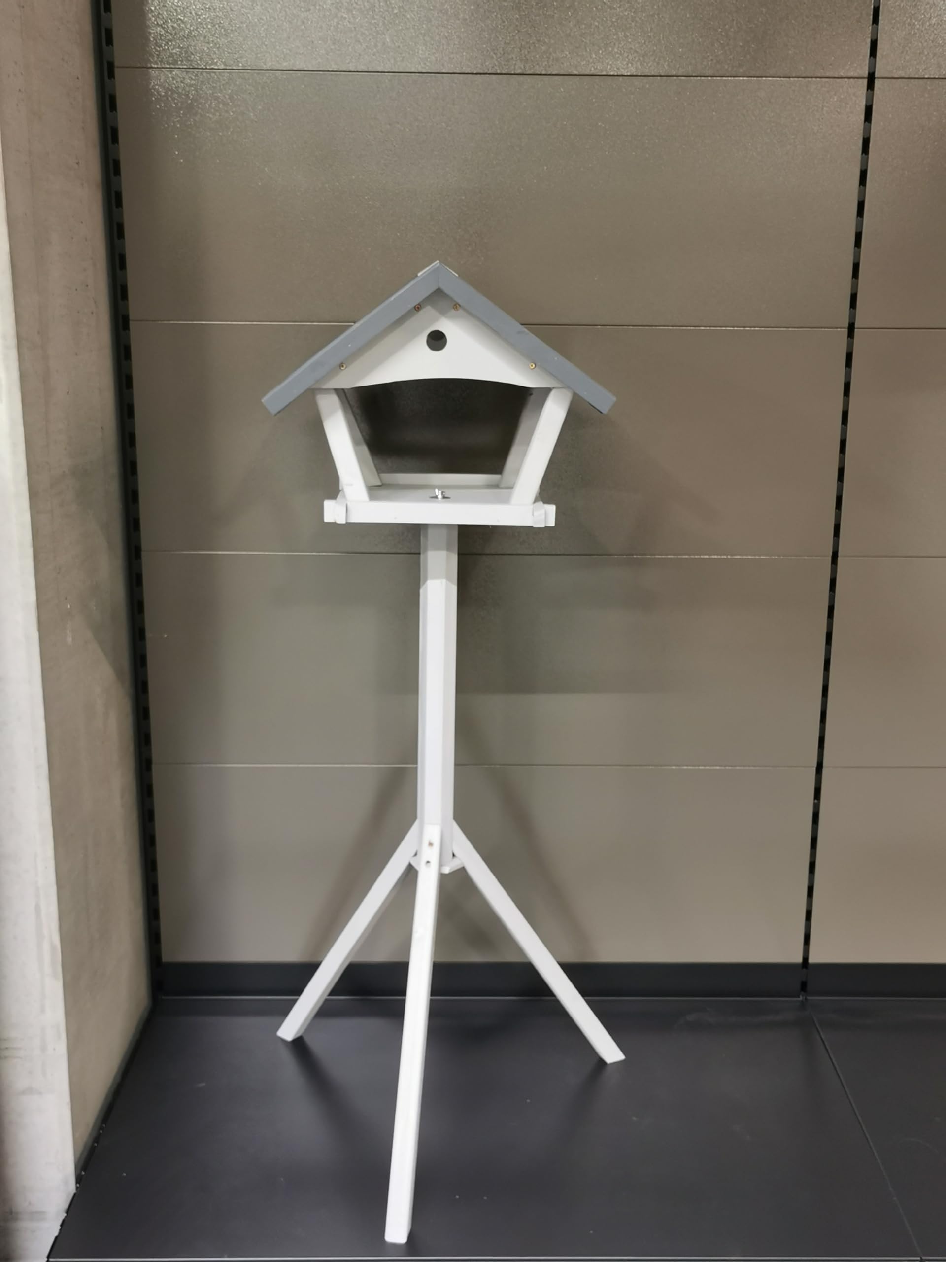 Flamingo mangeoire pour Oiseaux – avec Support Cottage Tjorn – Maison sur Pied en Bois traité – Toit bitumé – 48x44x138cm