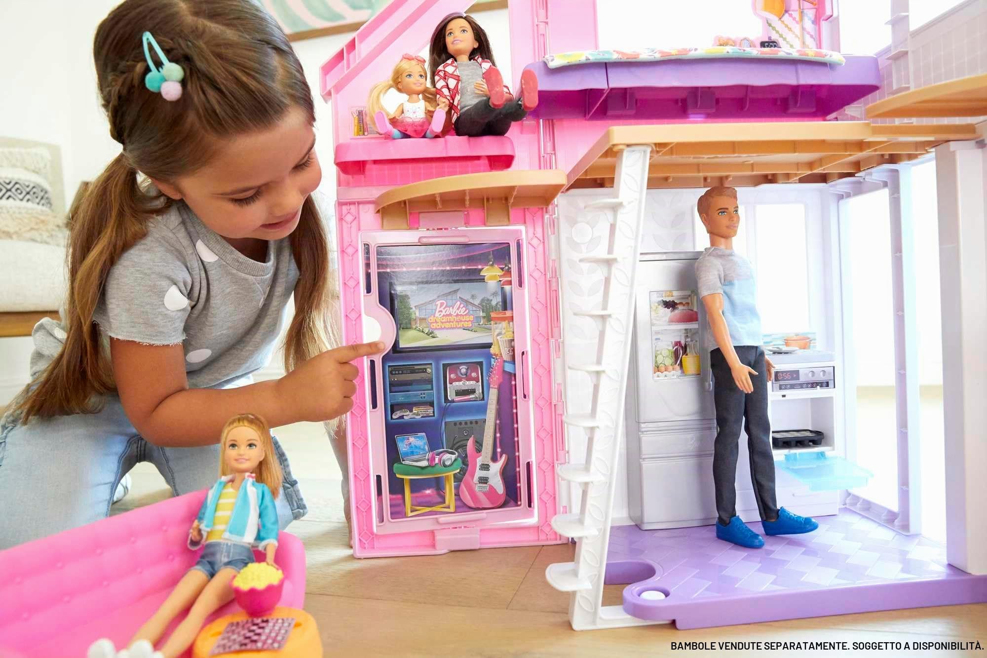Barbie - Casa di Malibu - Casa di Barbie Malibu - Playset Trasformabile con Plug-and-Play - Oltre 25 Accessori - 60 Cm - Regalo per Bambini da 3+ Anni, FXG57