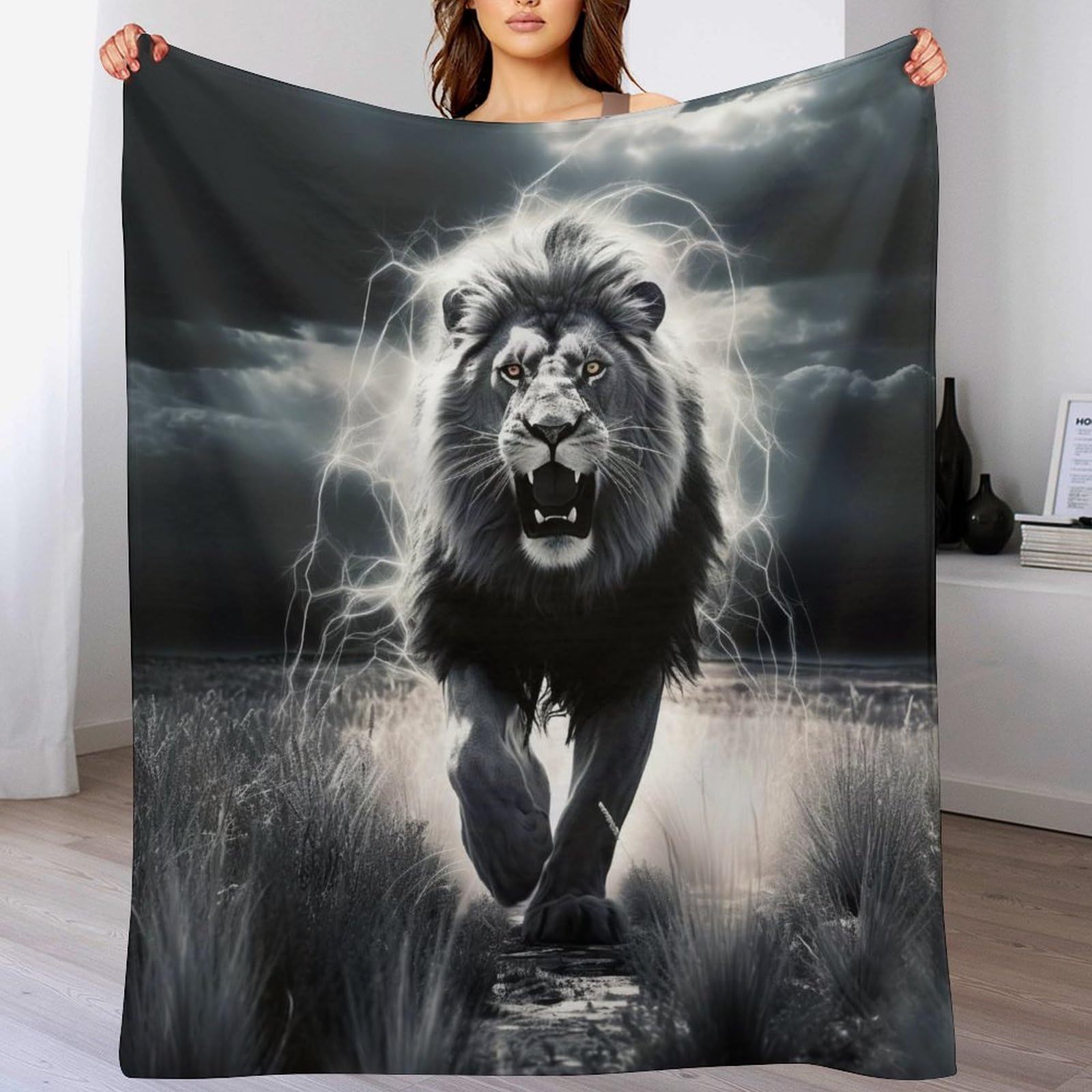Couverture jeté flannel lion idéale pour vos siestes et moments cocooning sur le canapé 150x200