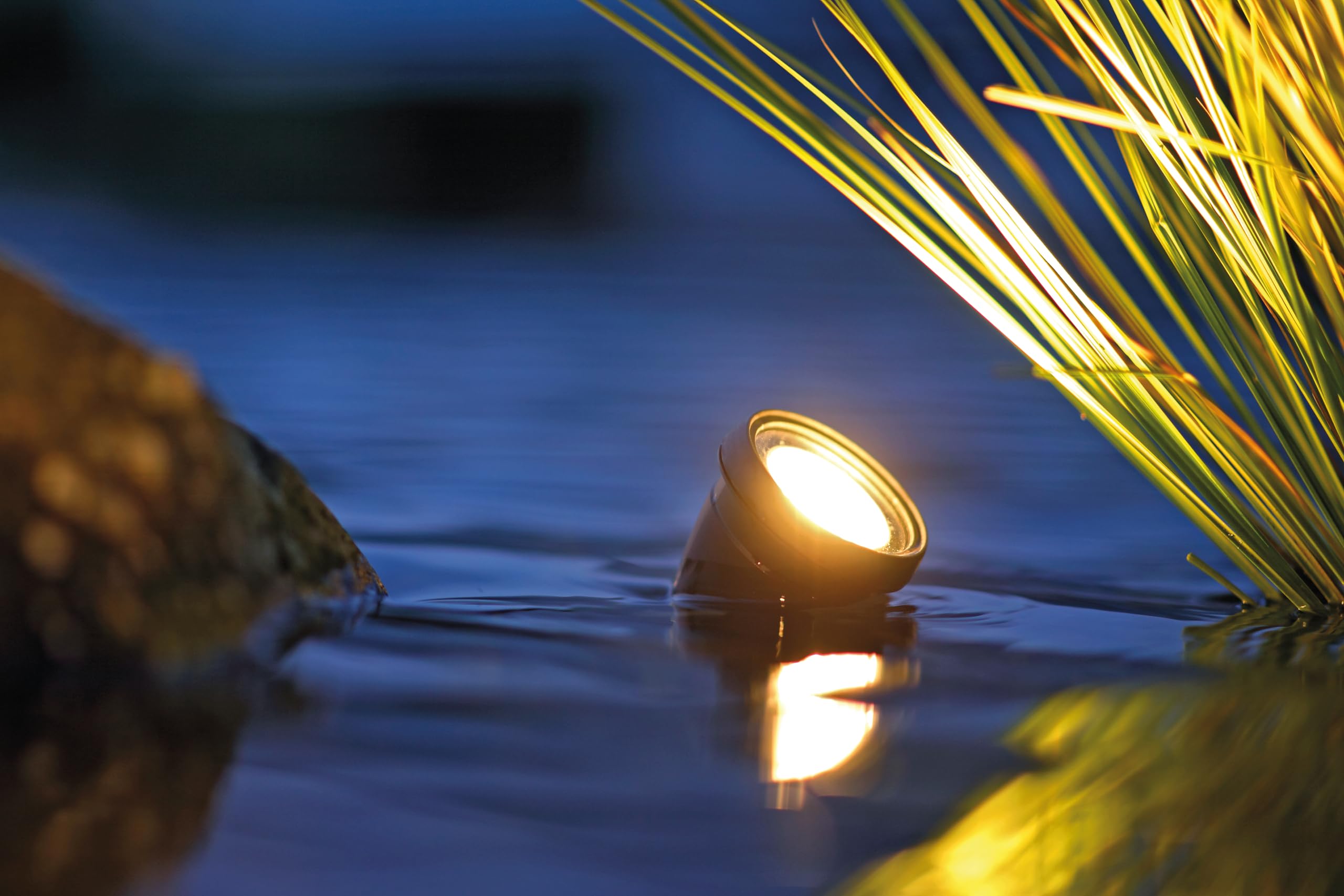 Oase 57034 LunAqua 3 LED Set 1 - UBeleuchtung für Teich und Garten mit warmweißen Lichtakzenten, für den Einsatz über und unter Wasser im Außenbereich