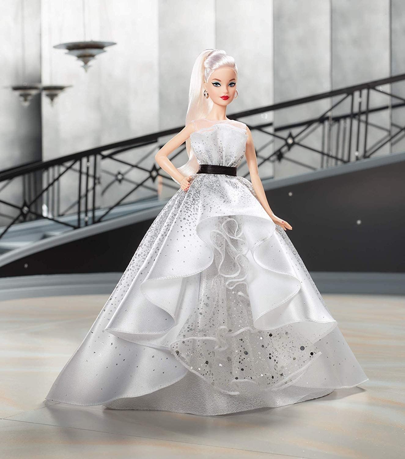 Barbie FXD88 Sammlerpuppe zum 60. Jubiläum, ca. 30 cm groß, blond, mit einem Kleid und einem Armband, die einem Diamanten nachempfunden sind