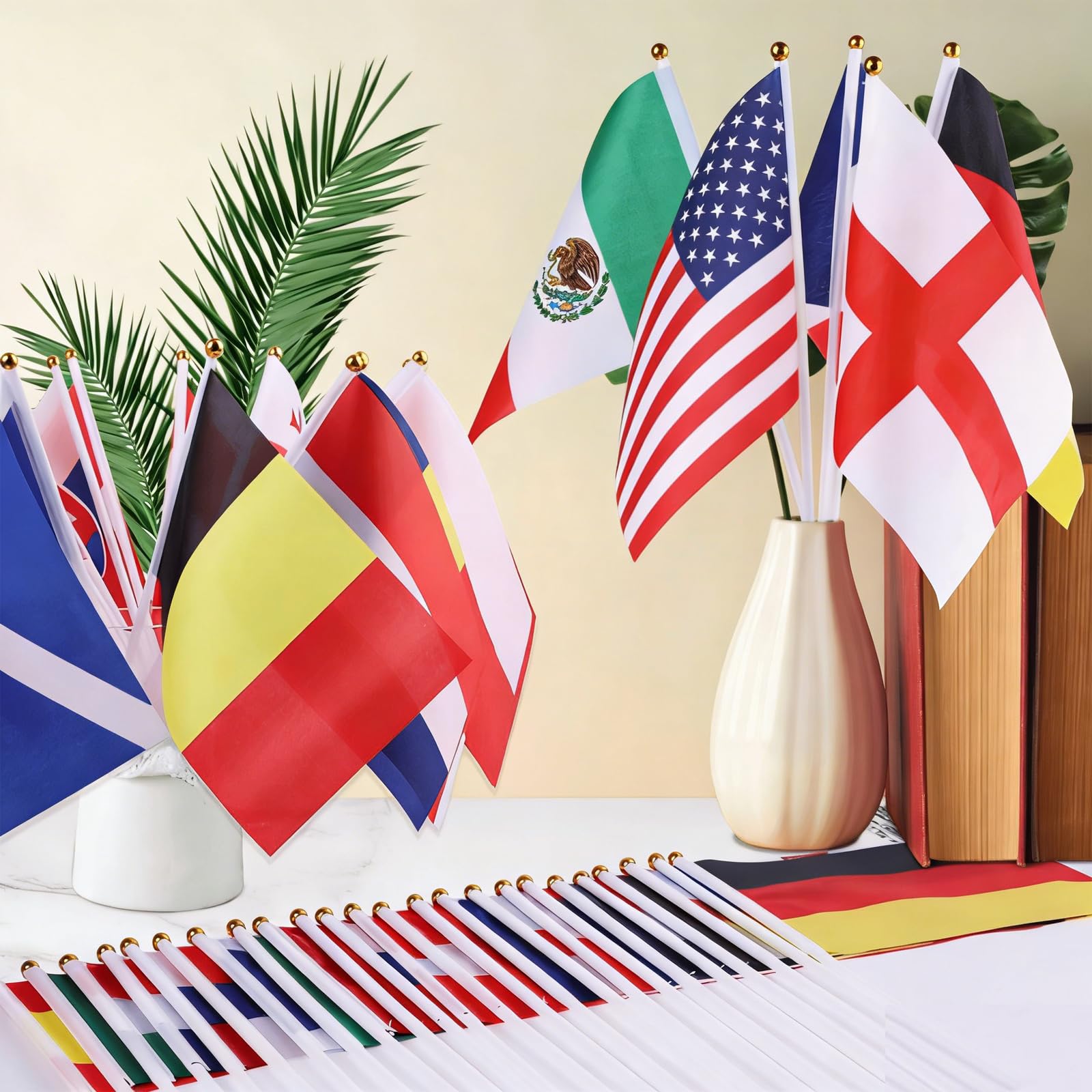 AhfuLife 48 Pays Drapeaux de Coupe du Monde de Football, 14 x 21cm Drapeaux Décorations de la Coupe du Monde avec Mât Blanc de 30cm pour Décor Compétition Football Fans Bar Clubs Fêtes