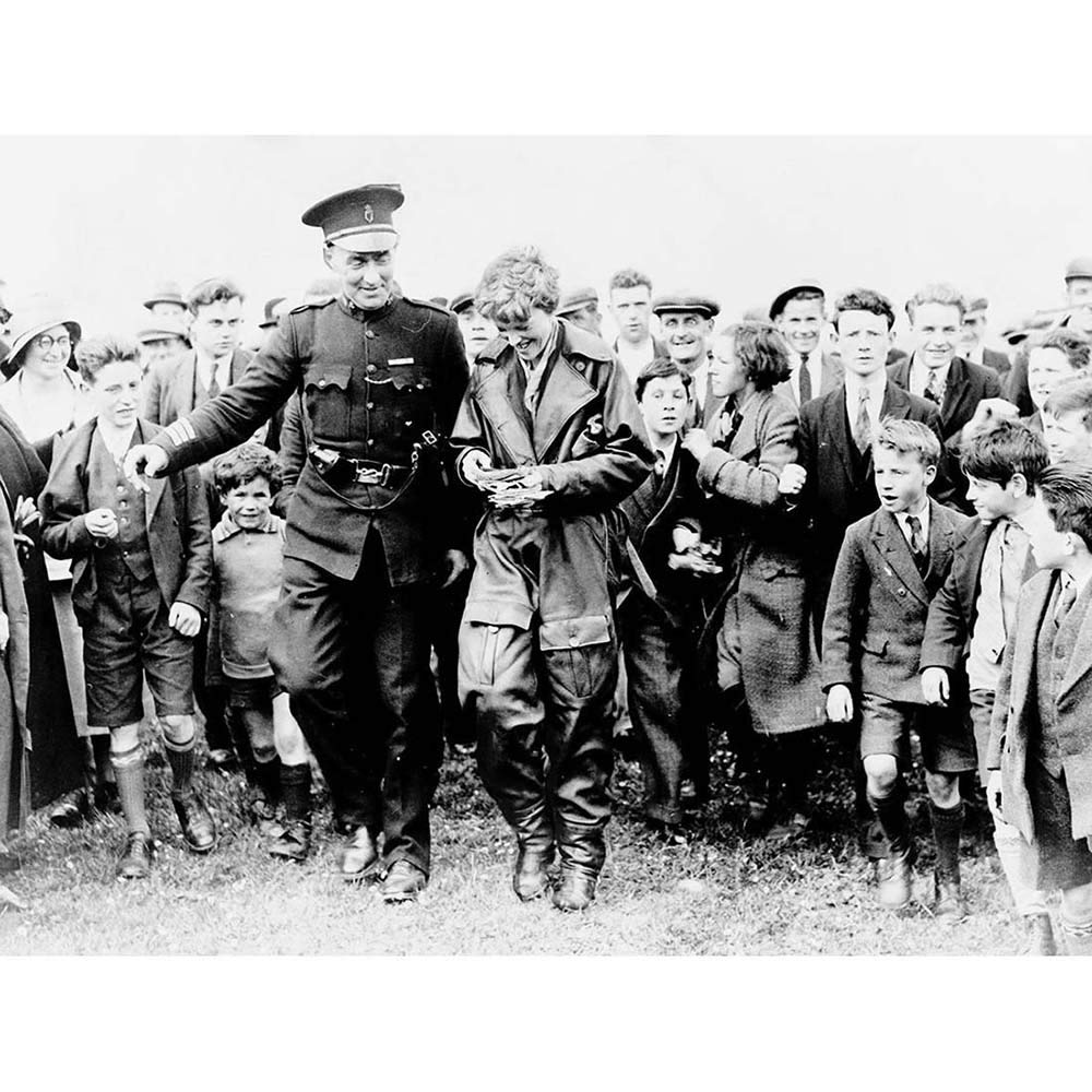 Wee Blue Coo Vintage Photo Amelia Earhart Pilot Aviation Legend Crowd UK Art Print Poster Wall Decor 12X16 Inch