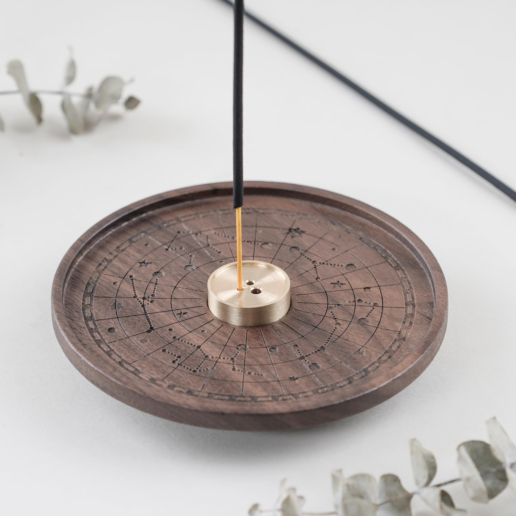 Räucherstäbchen Halter Walnuss Massivholz, Galaxie-Muster Räucherstäbchenhalter mit 3-Loch-Messinghalter, Räucherstäbchen Ständer für Heimdekoration, Meditation und Yoga
