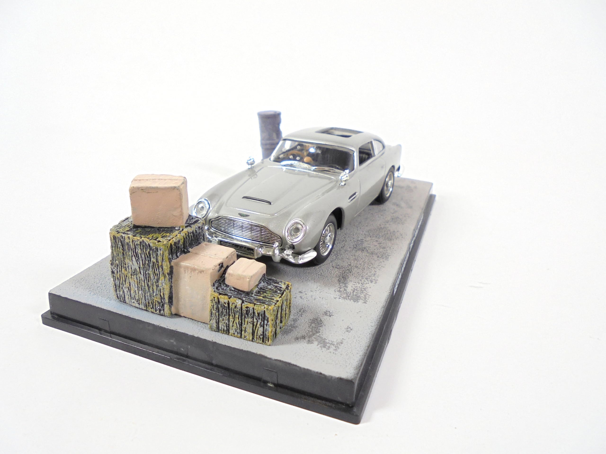 OPO 10 - 1/43 Scale Car Compatible with Aston Martin DB5 as seen in the movie Goldfinger - DY025, Multicolor - Image 3