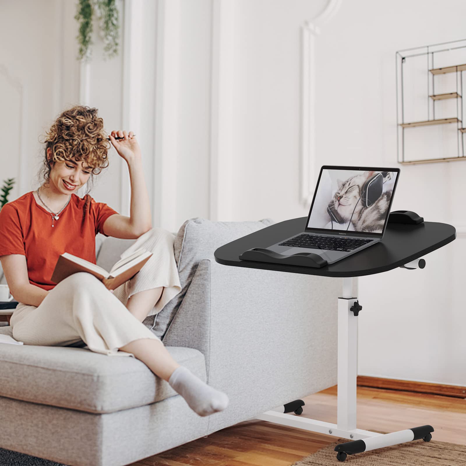 Mesa de Cama con Ruedas 60x40cm, Mesa Auxiliar de Oficina Ajustable en Altura 61-95cm, Mesa para Portátil con 2 Tiras Antideslizantes y 4 Ruedas para Salón, Dormitorio, Negro