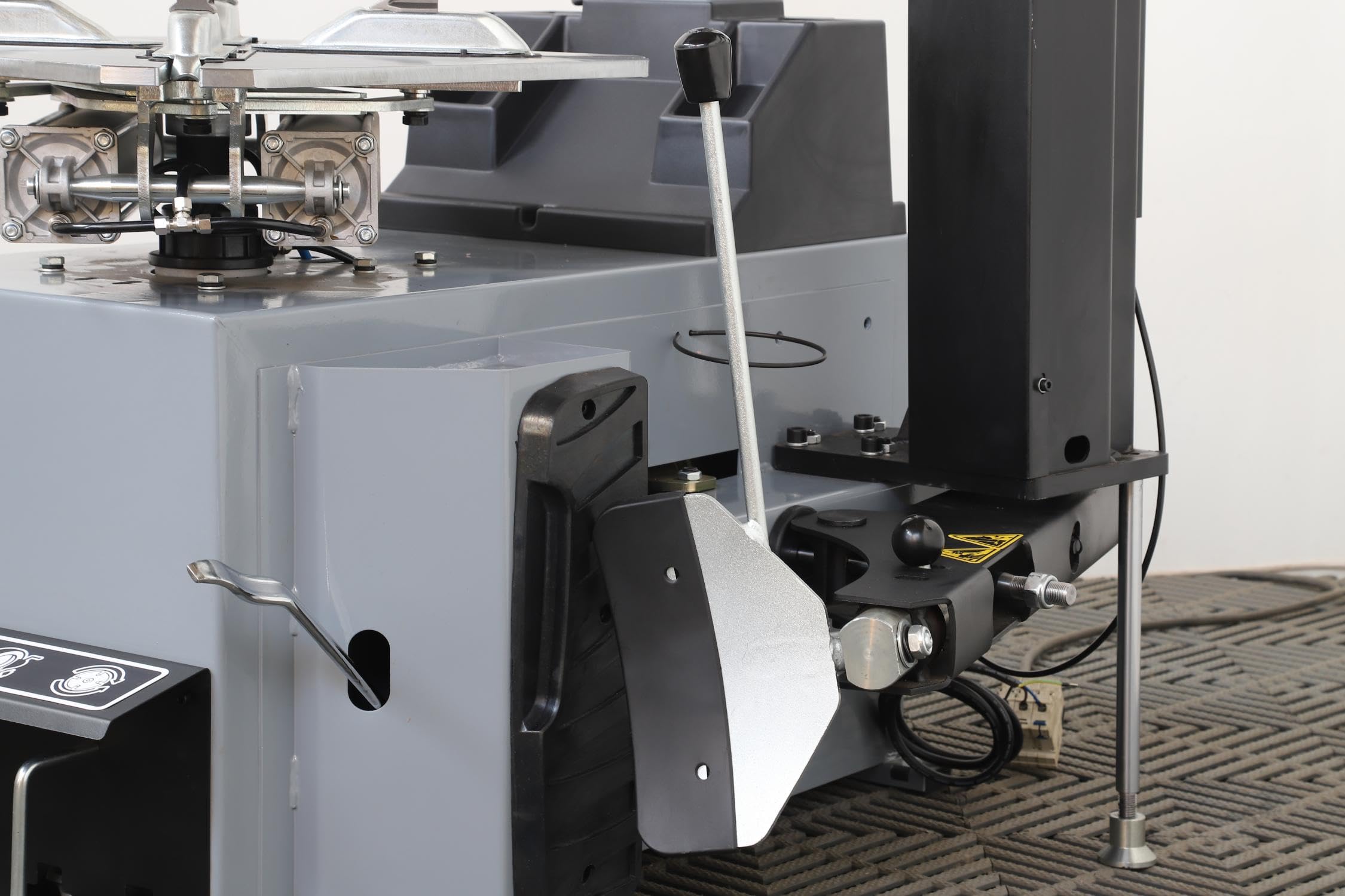 Macchina smontagomme RebarTech, attrezzatura pneumatica per il cambio gomme per officine di riparazione pneumatici.
